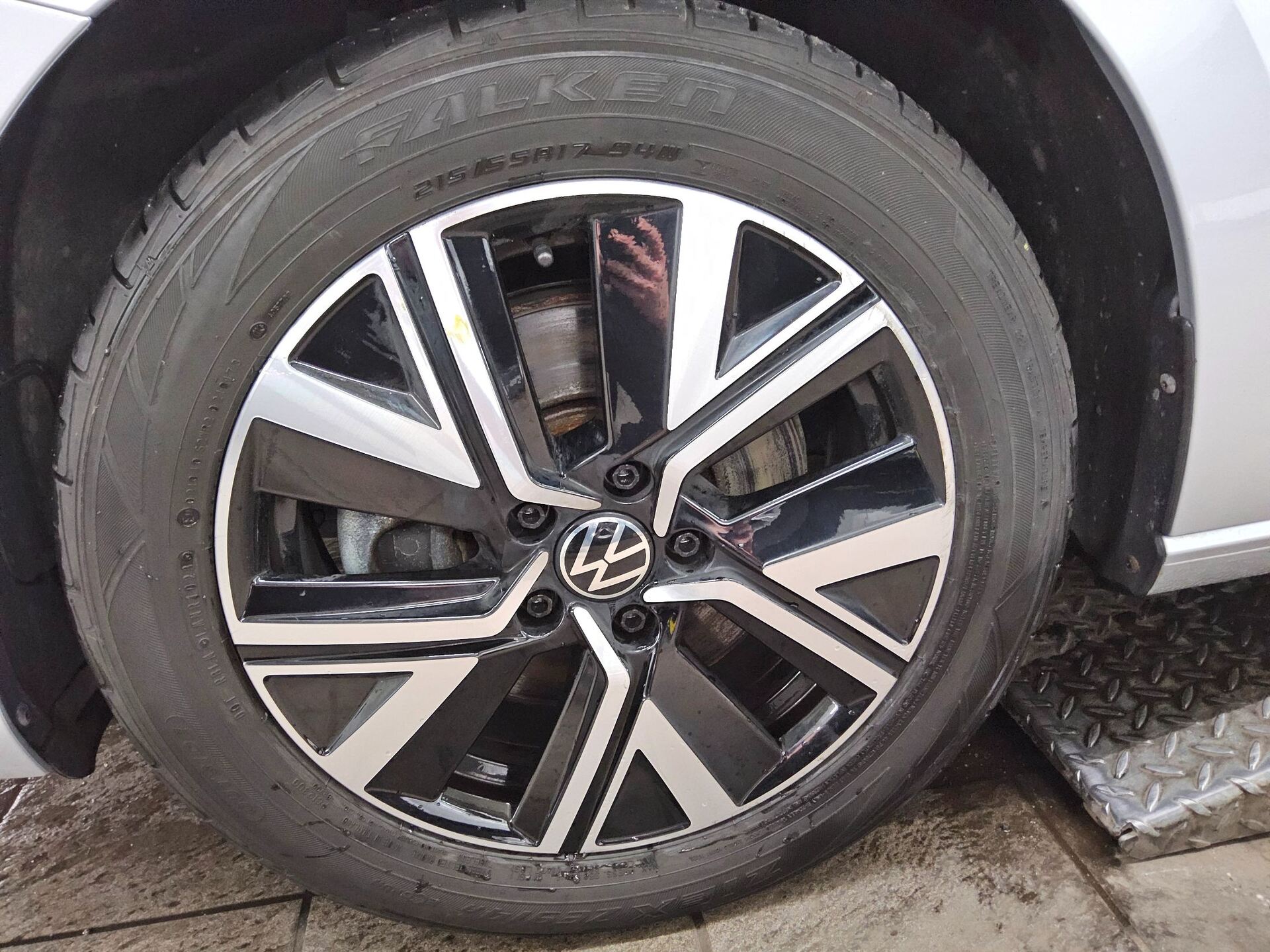 Volkswagen Touran 2.0 TDI Highline Navi LED AID Pano AHK 11