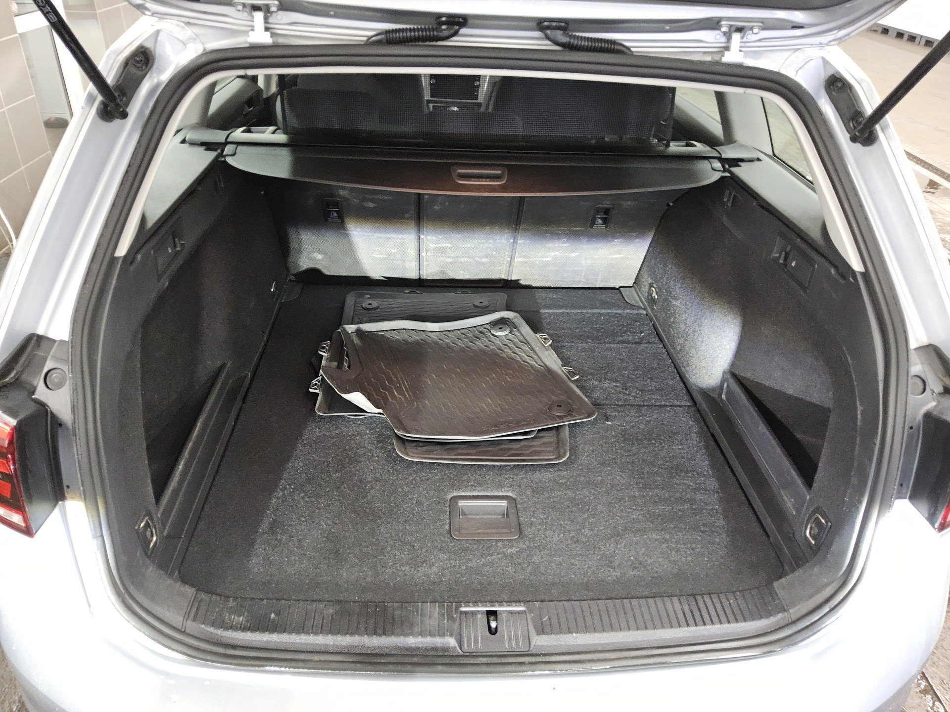 Volkswagen Passat Var. 2.0 TDI Navi LED Kamera Shz 10