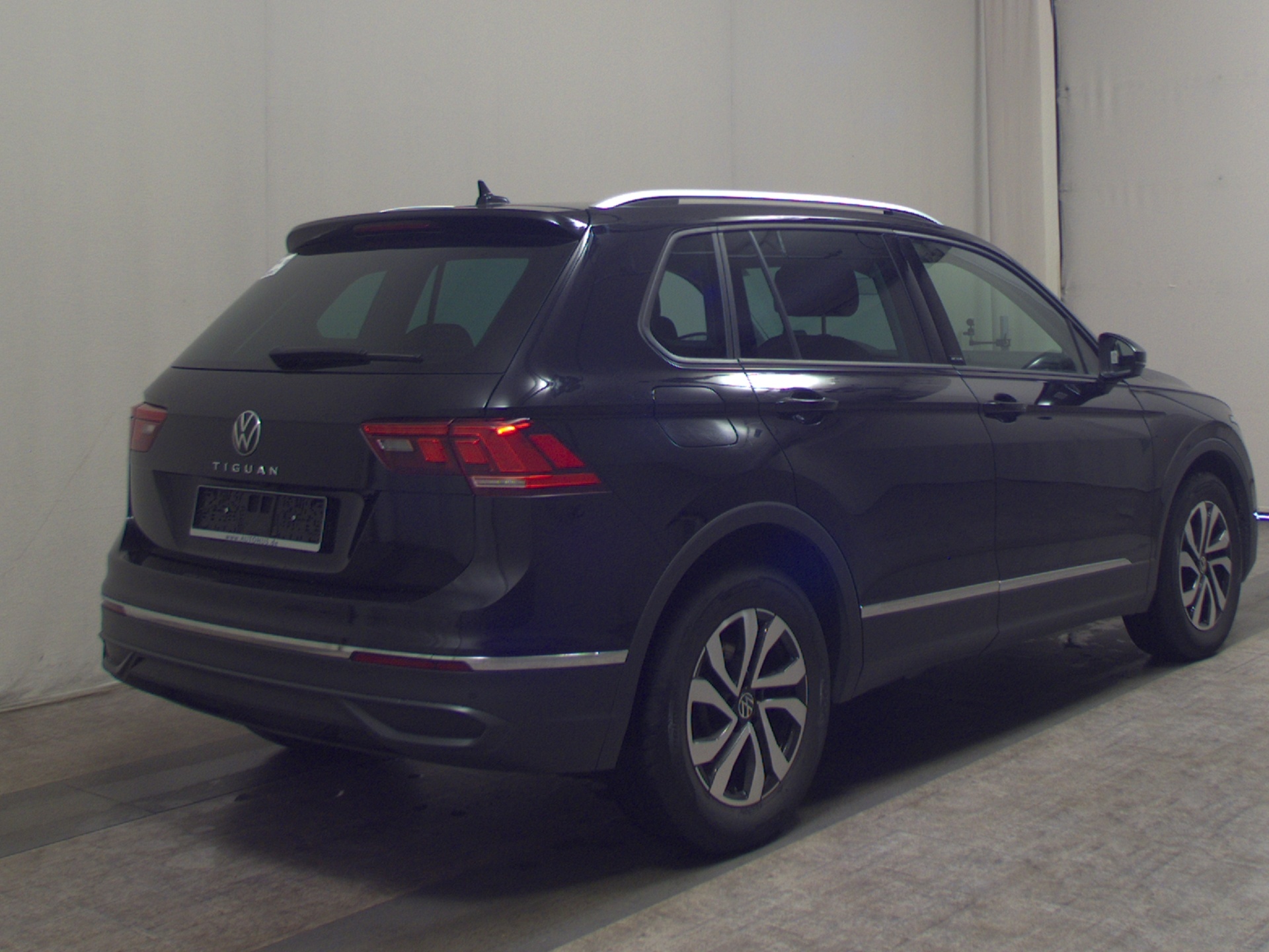 Volkswagen Tiguan 2.0 TDI Active Navi LED RfK ACC PDC Shz 4