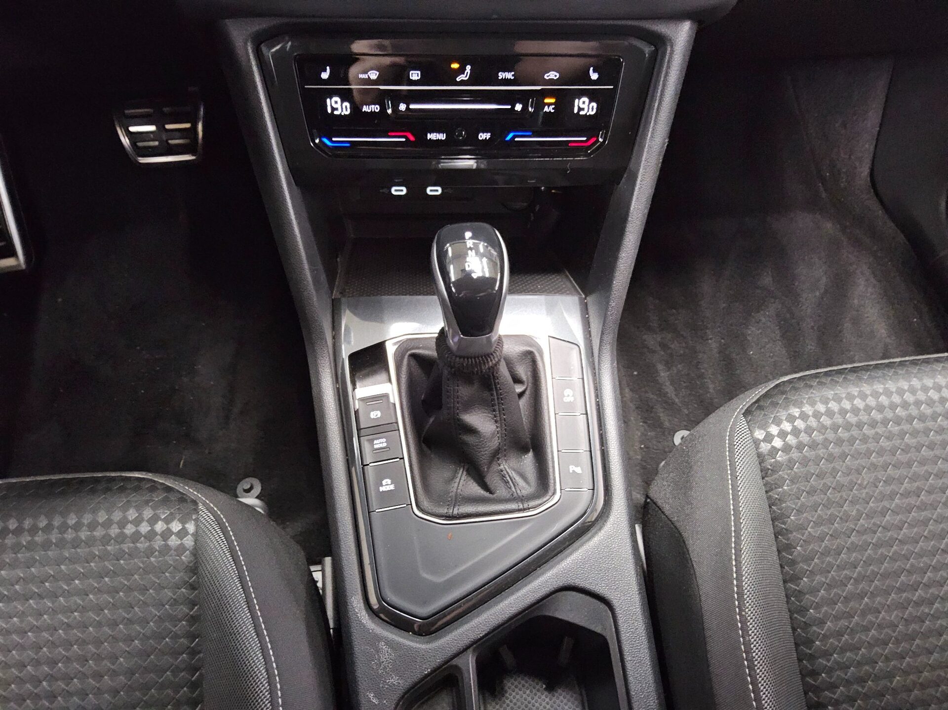 Volkswagen Tiguan 2.0 TDI Active Navi LED RfK ACC PDC Shz 6