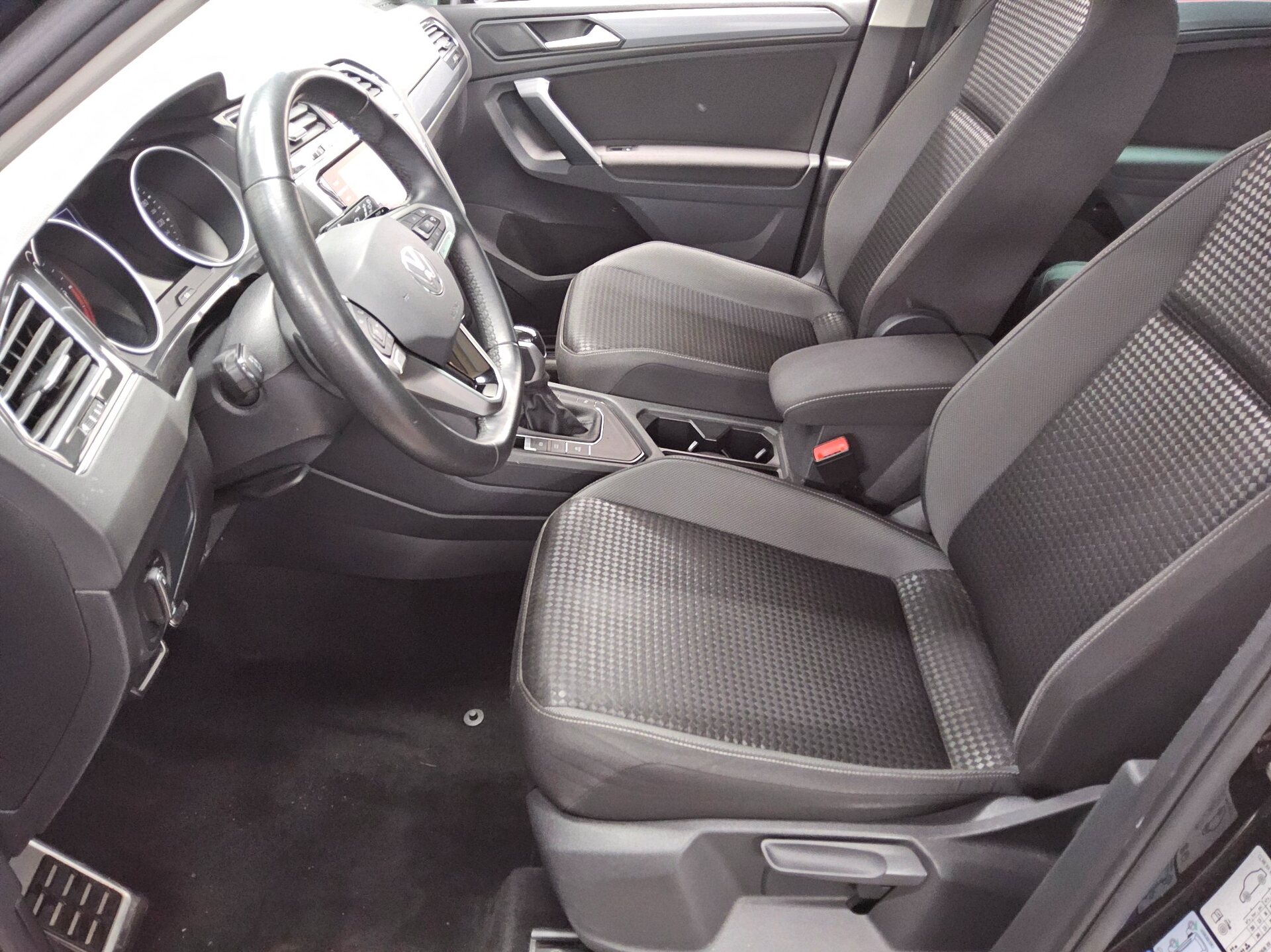 Volkswagen Tiguan 2.0 TDI Active Navi LED RfK ACC PDC Shz 8