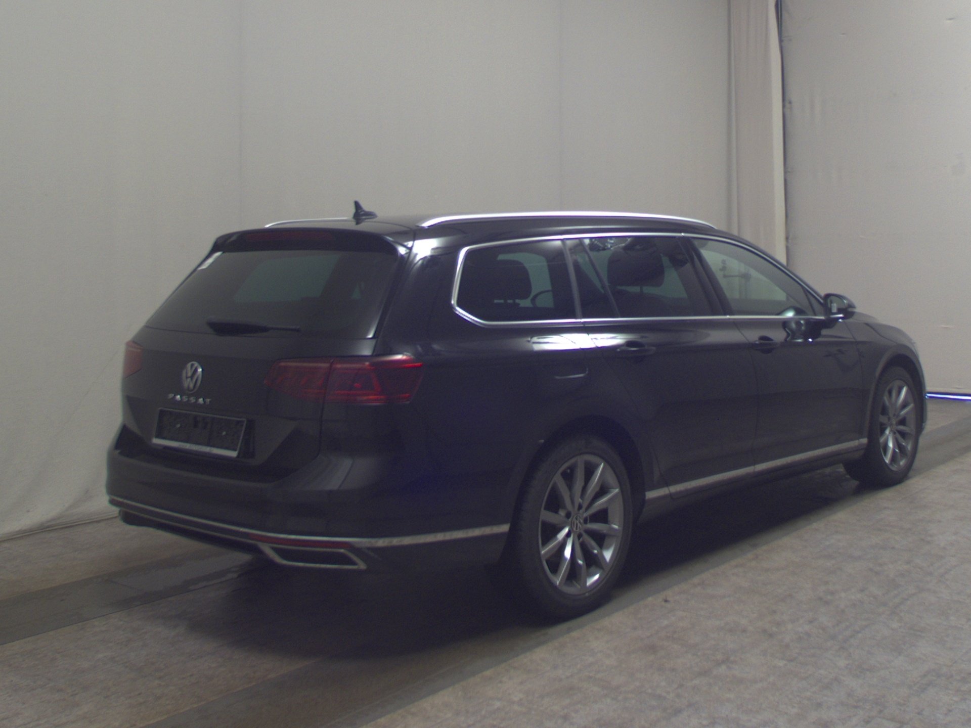Volkswagen Passat Var. 2.0 TDI Elegance Leder DC Pano HuD 4