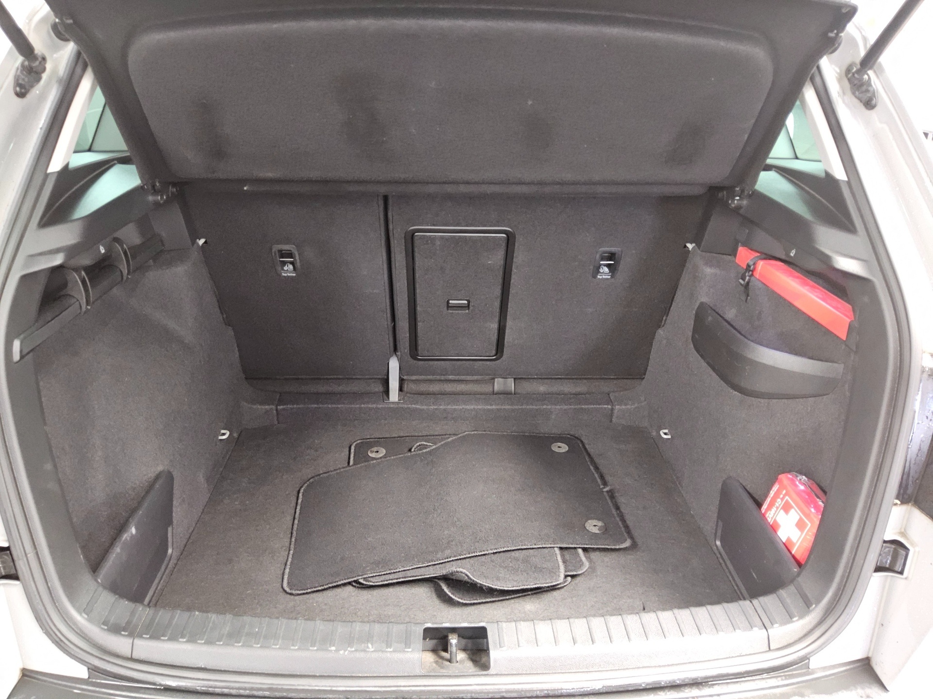 Skoda Karoq 2.0 TDI Ambition Navi LED Pano ACC PDC Shz 11