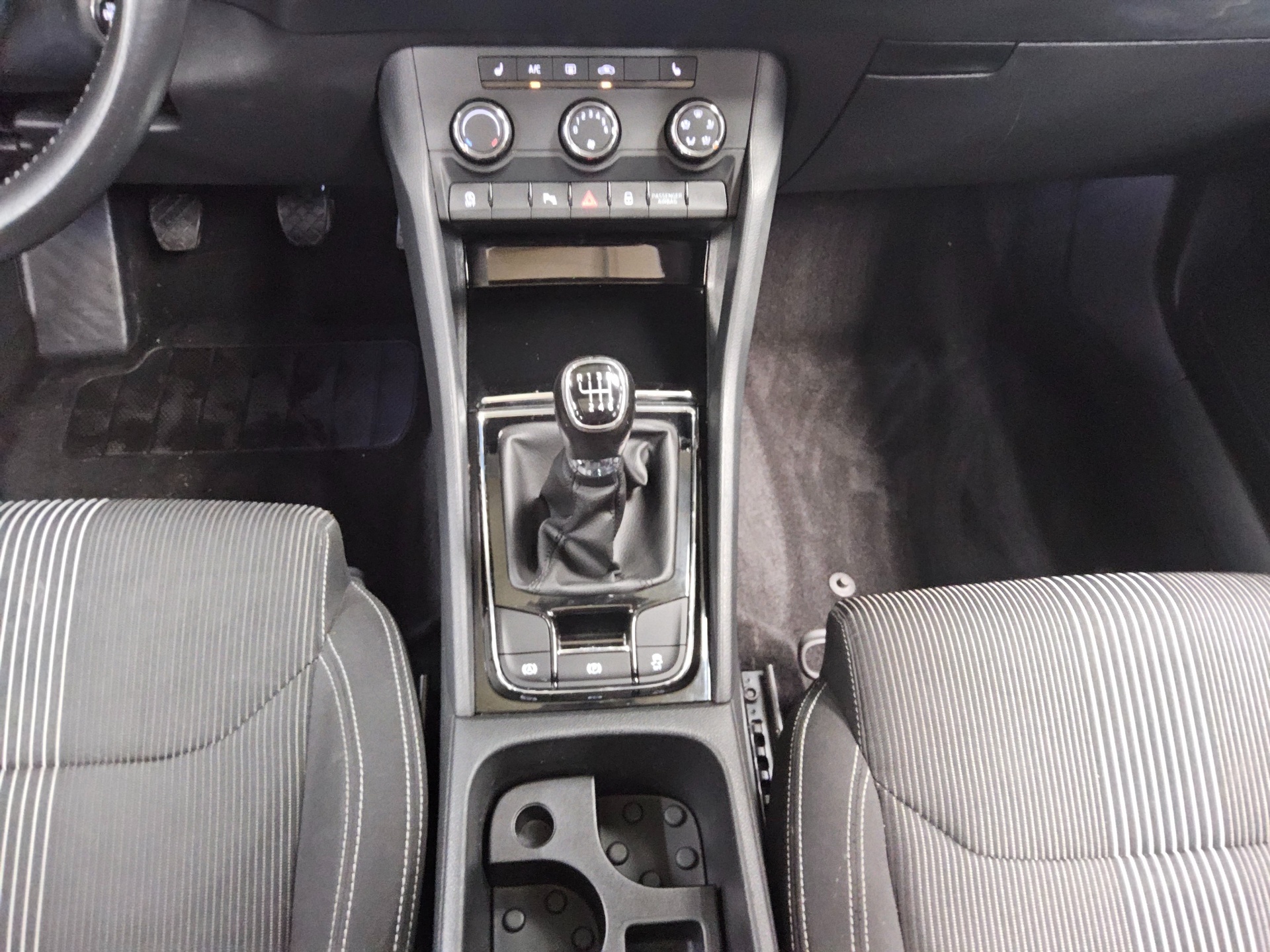 Skoda Karoq 2.0 TDI Ambition Navi LED Pano ACC PDC Shz 6