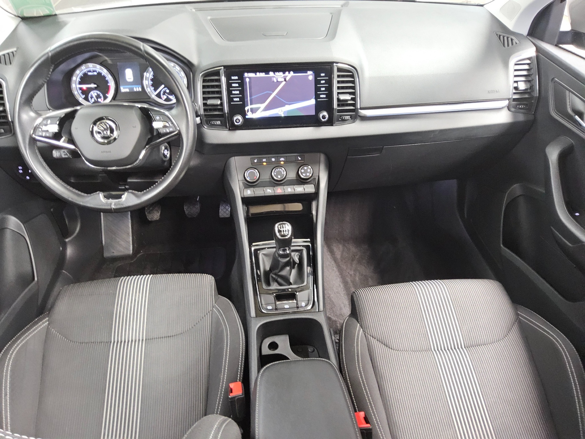 Skoda Karoq 2.0 TDI Ambition Navi LED Pano ACC PDC Shz 5