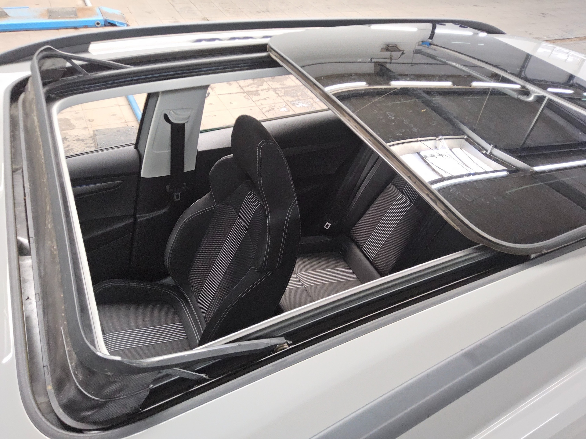 Skoda Karoq 2.0 TDI Ambition Navi LED Pano ACC PDC Shz 13