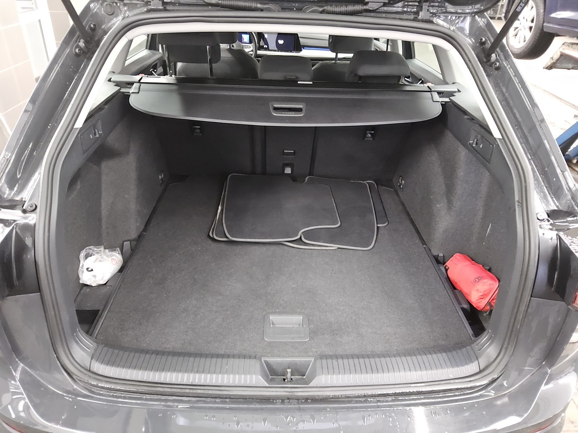 Volkswagen Golf-8 Var. 2.0 TDI Life Navi LED AID PDC Shz 12