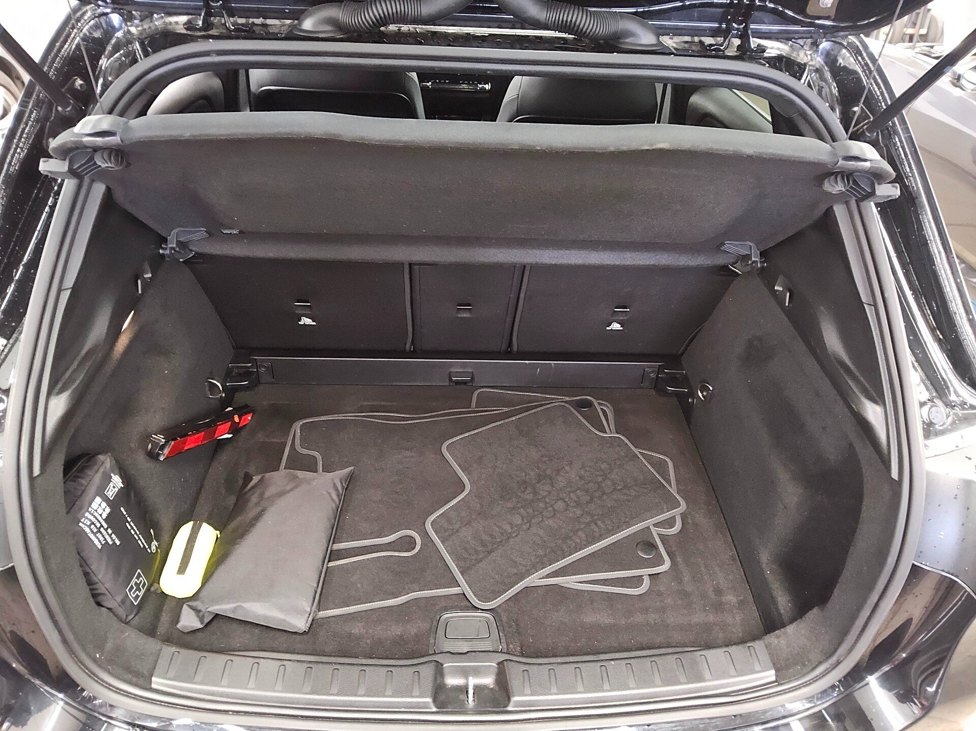 Mercedes-Benz GLA 200 d Progressive Navi LED Kamera Ambiente 12