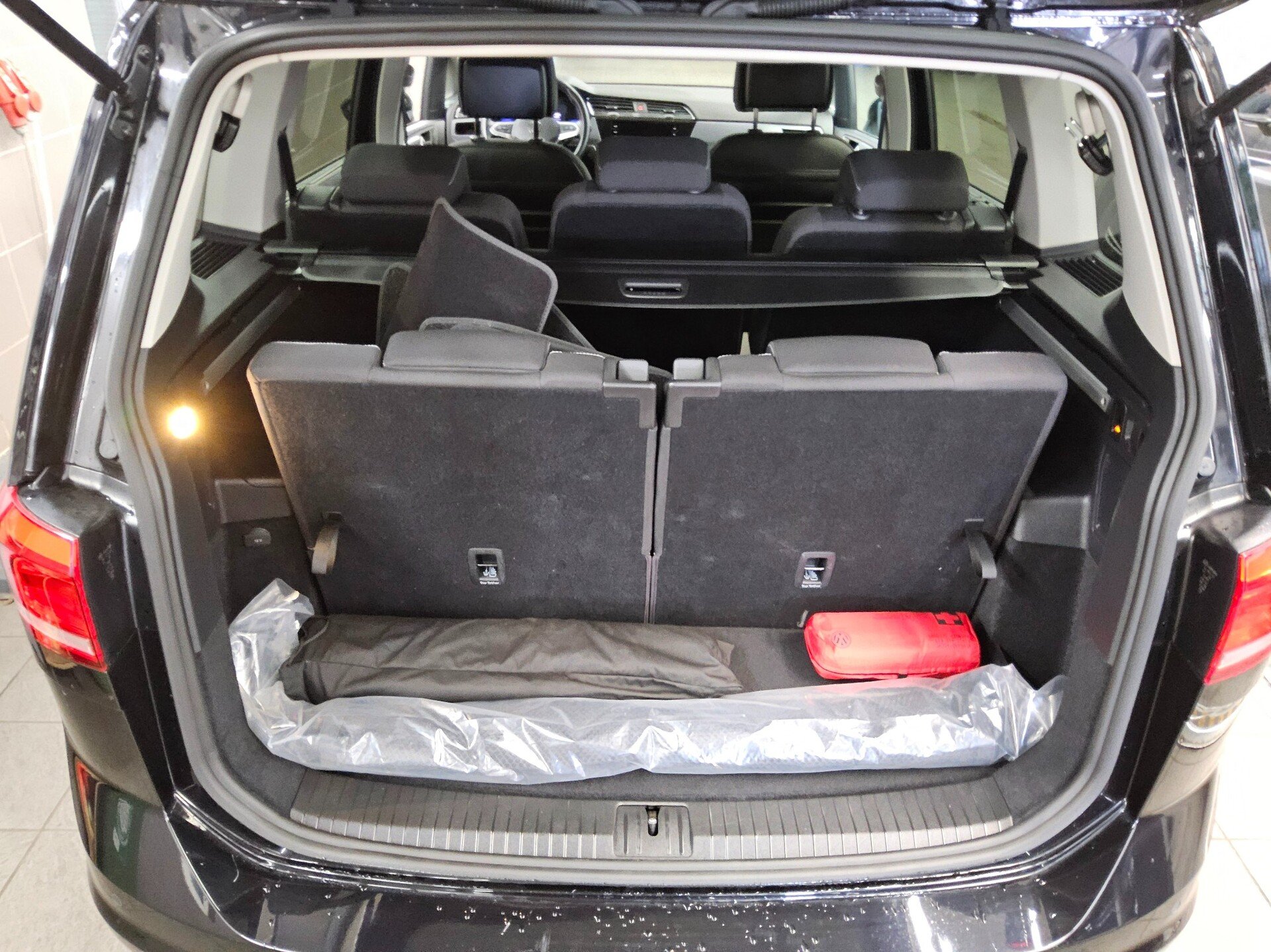 Volkswagen Touran 2.0 TDI Active 7-Sitze Navi AID LED AHK 12