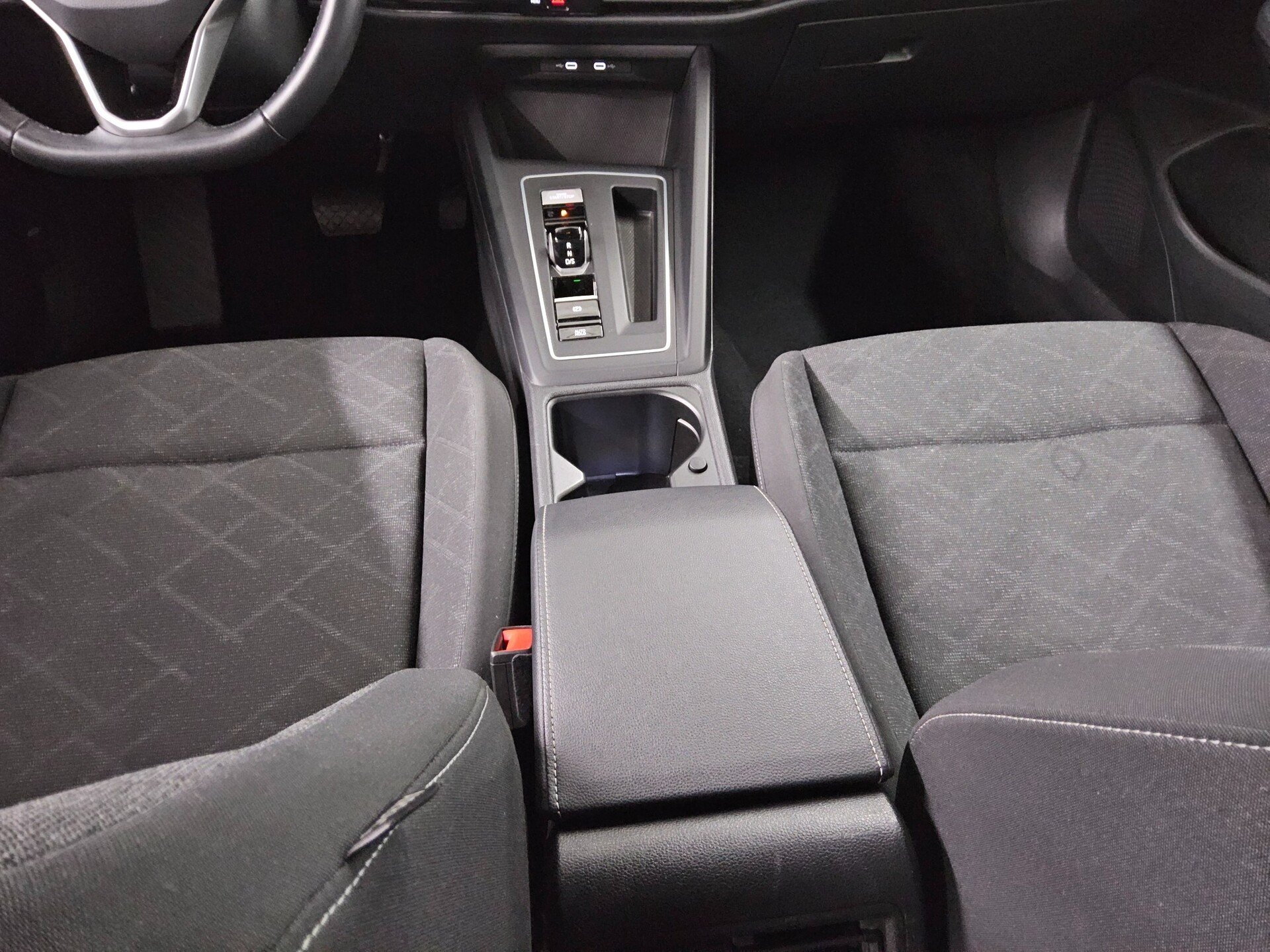 Volkswagen Golf-8 Var. 2.0 TDI Life Navi LED AID ACC Shz 6