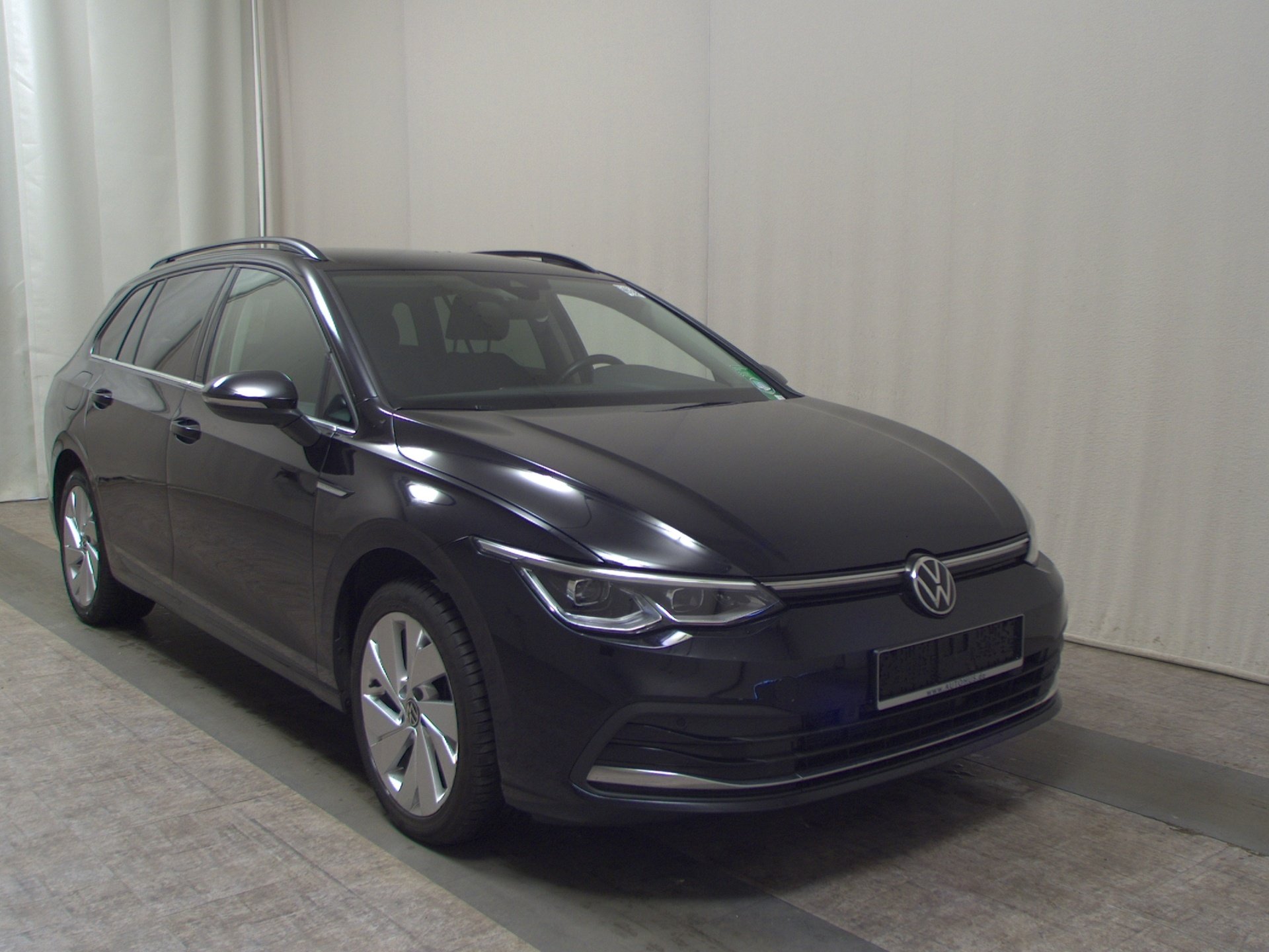Volkswagen Golf-8 Var. 2.0 TDI Style Navi LED+ DC AHK PDC 3