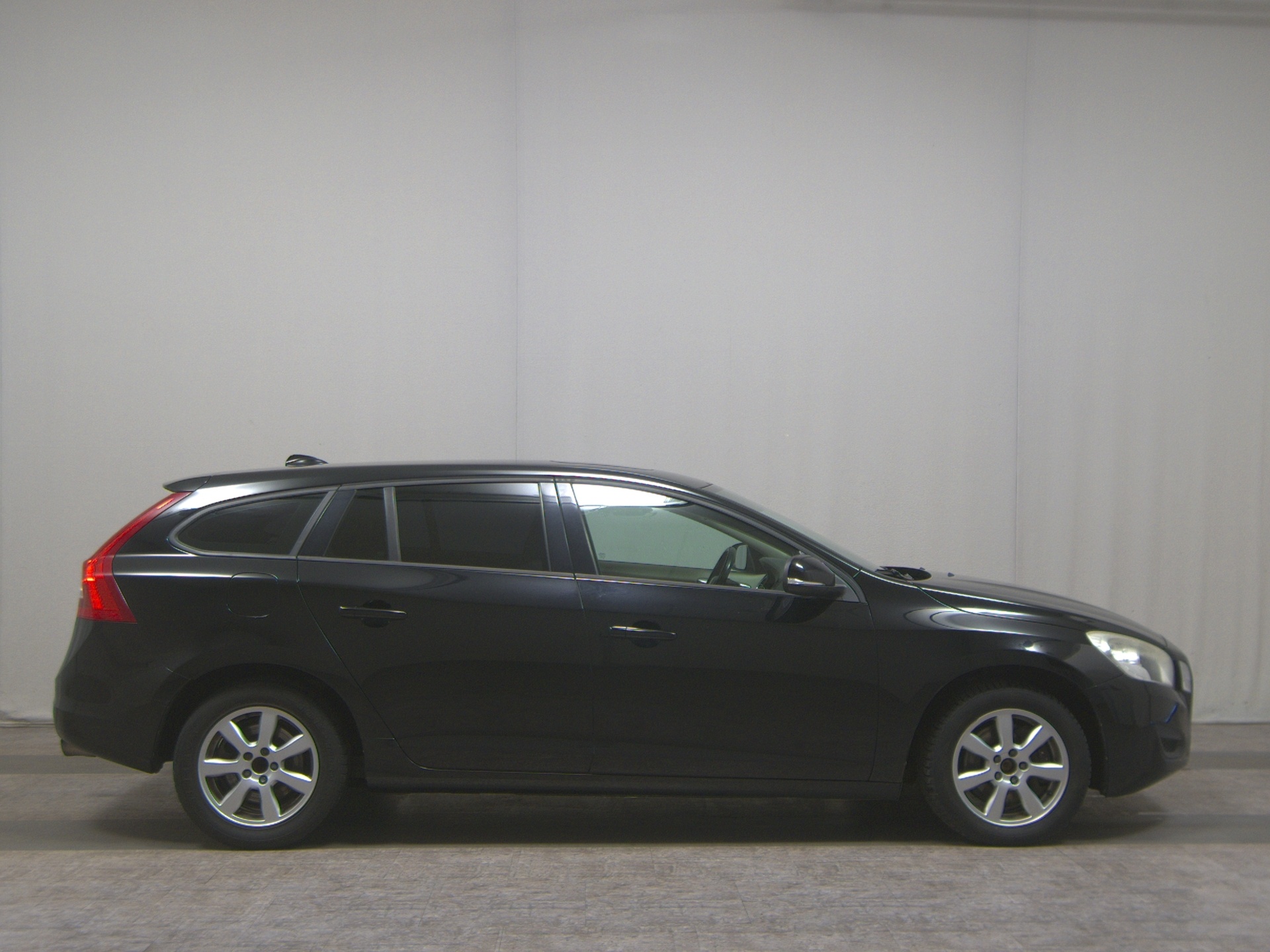 Volvo V60 D5 Kinetic Leder Navi AHK StHzg Shz HU 05/27