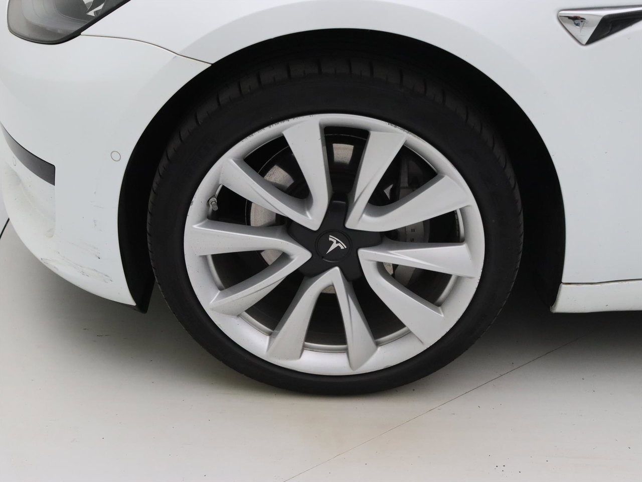 Tesla Model 3 Standard RWD Plus [ LFP-ACCU+AUTOPILOT+19 INCH+PREMIUM AUDIO ] 19