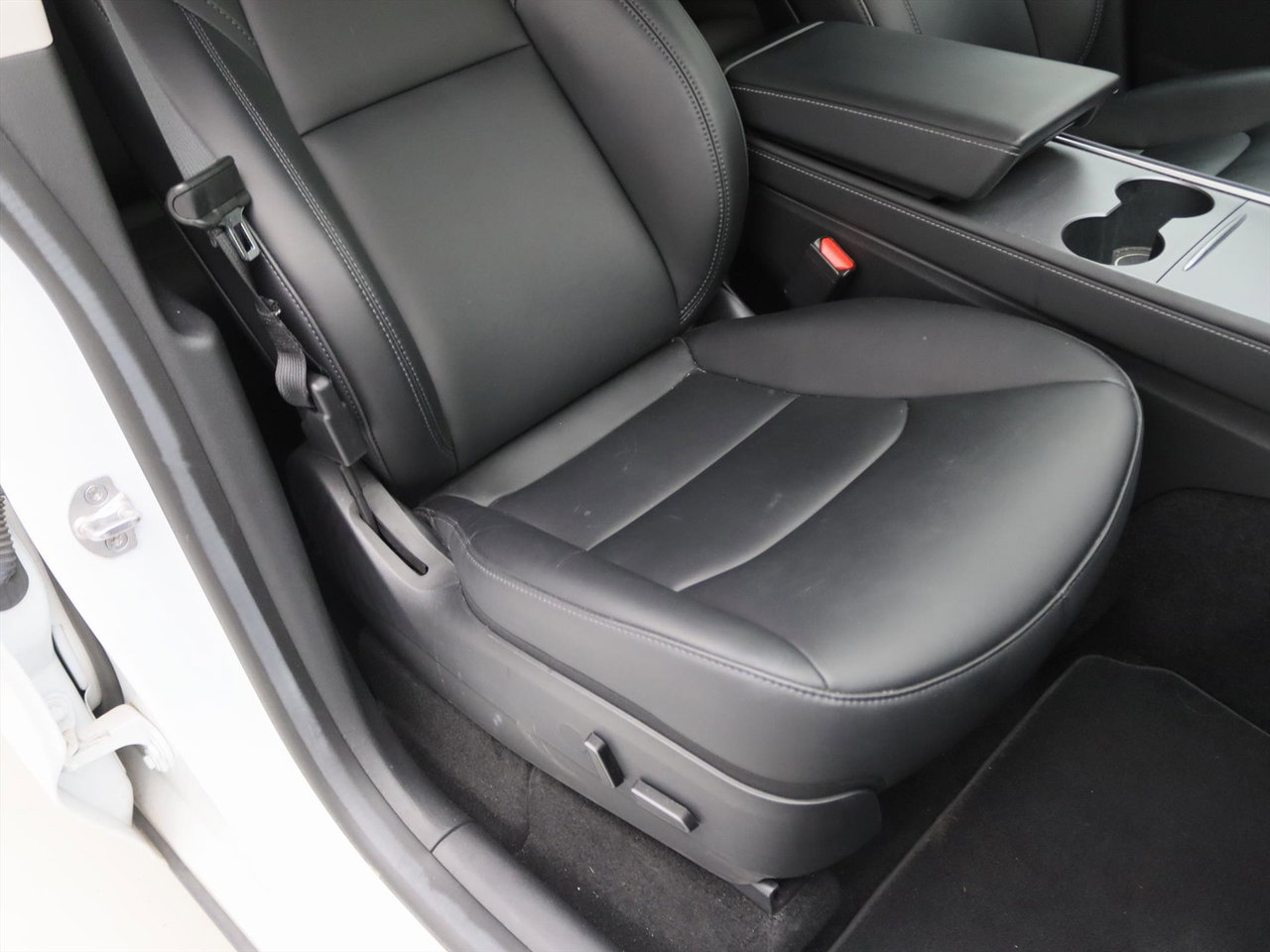 Tesla Model Y Standard RWD Plus 351pk 92.7% SoH [ LFP ACCU+AUTOPILOT+19 INCH+PREMIUM AUDIO ] 18