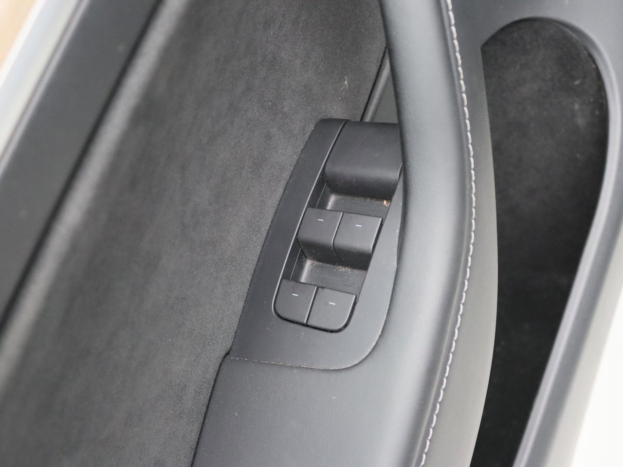 Tesla Model Y Long Range AWD 75kWh 351pk AMD RYZEN [ AUTOPILOT+20 INCH+PREMIUM AUDIO ] 24