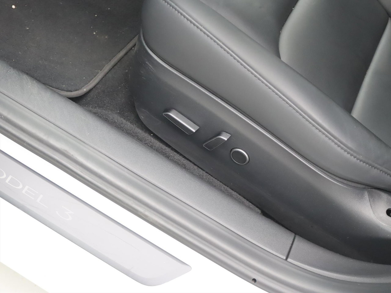 Tesla Model 3 Standard RWD Plus FACELIFT [ LFP-ACCU+WARMTEPOMP+AUTOPILOT+60 kWh+PREMIUM AUDIO ] 24