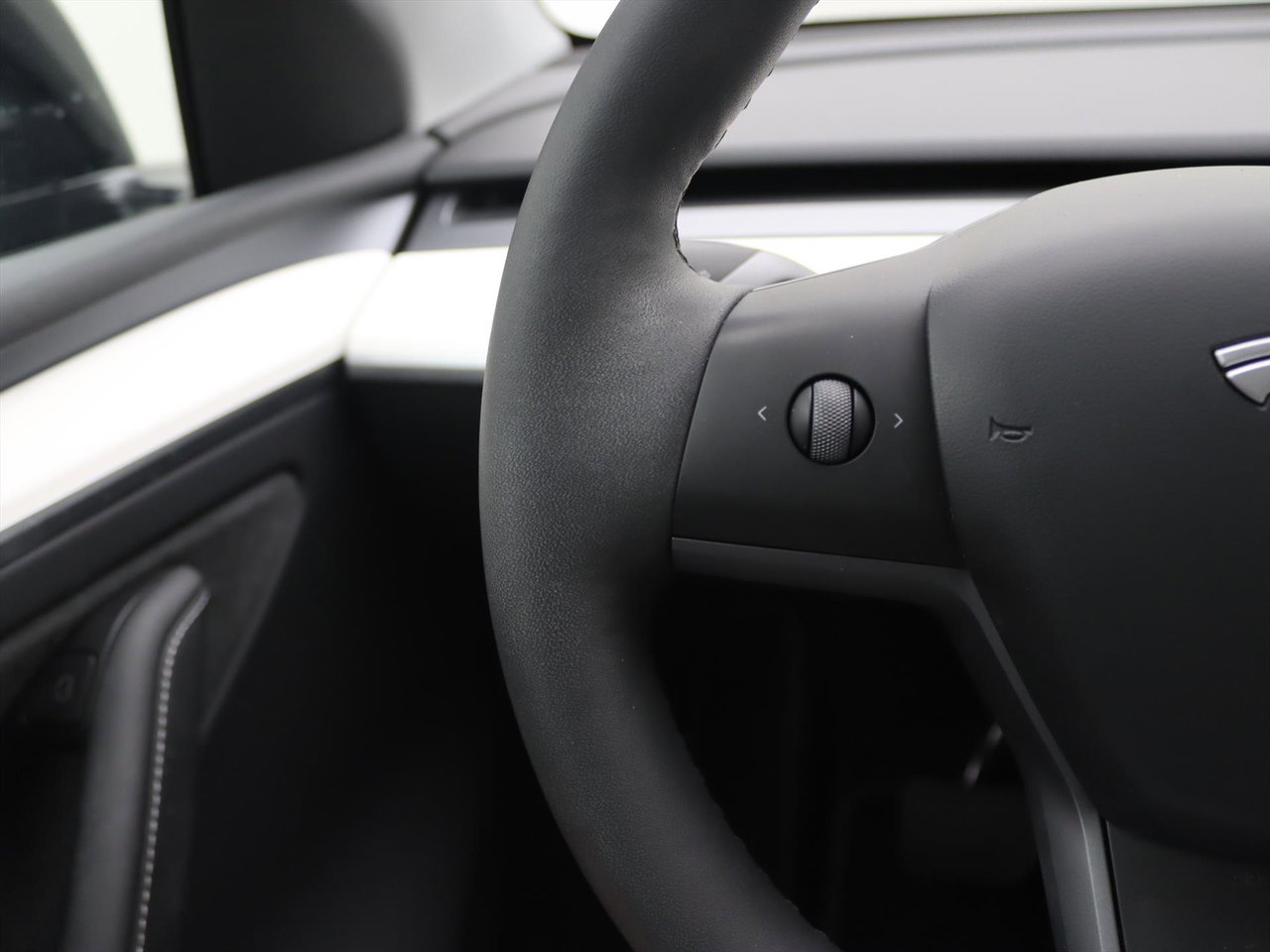 Tesla Model Y Standard RWD Plus 351pk [ AMD RYZEN+WIT LEDER+LFP ACCU+ENHANCED AUTOPILOT+20 INCH+PREMIUM AUDIO ] 25
