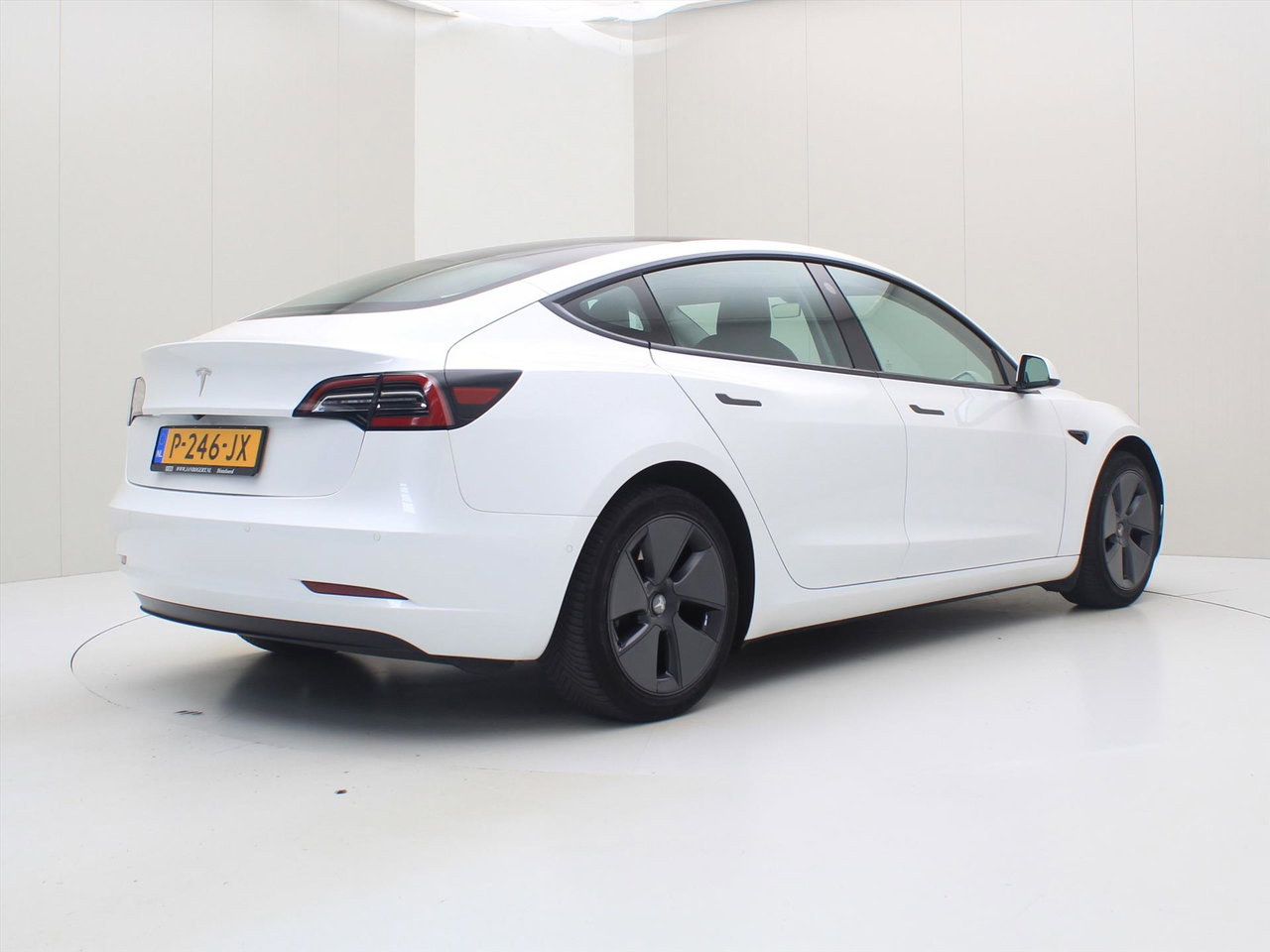Tesla Model 3 Standard RWD Plus FACELIFT [ LFP-ACCU+WARMTEPOMP+AUTOPILOT+60 kWh+PREMIUM AUDIO ] 2
