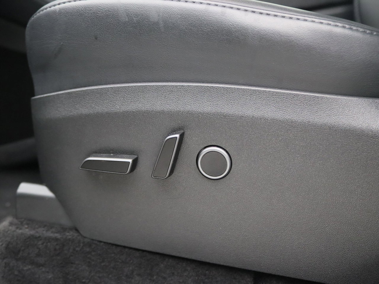 Tesla Model Y Long Range AWD 75kWh 351pk AMD RYZEN [ AUTOPILOT+19 INCH+PREMIUM AUDIO ] 17