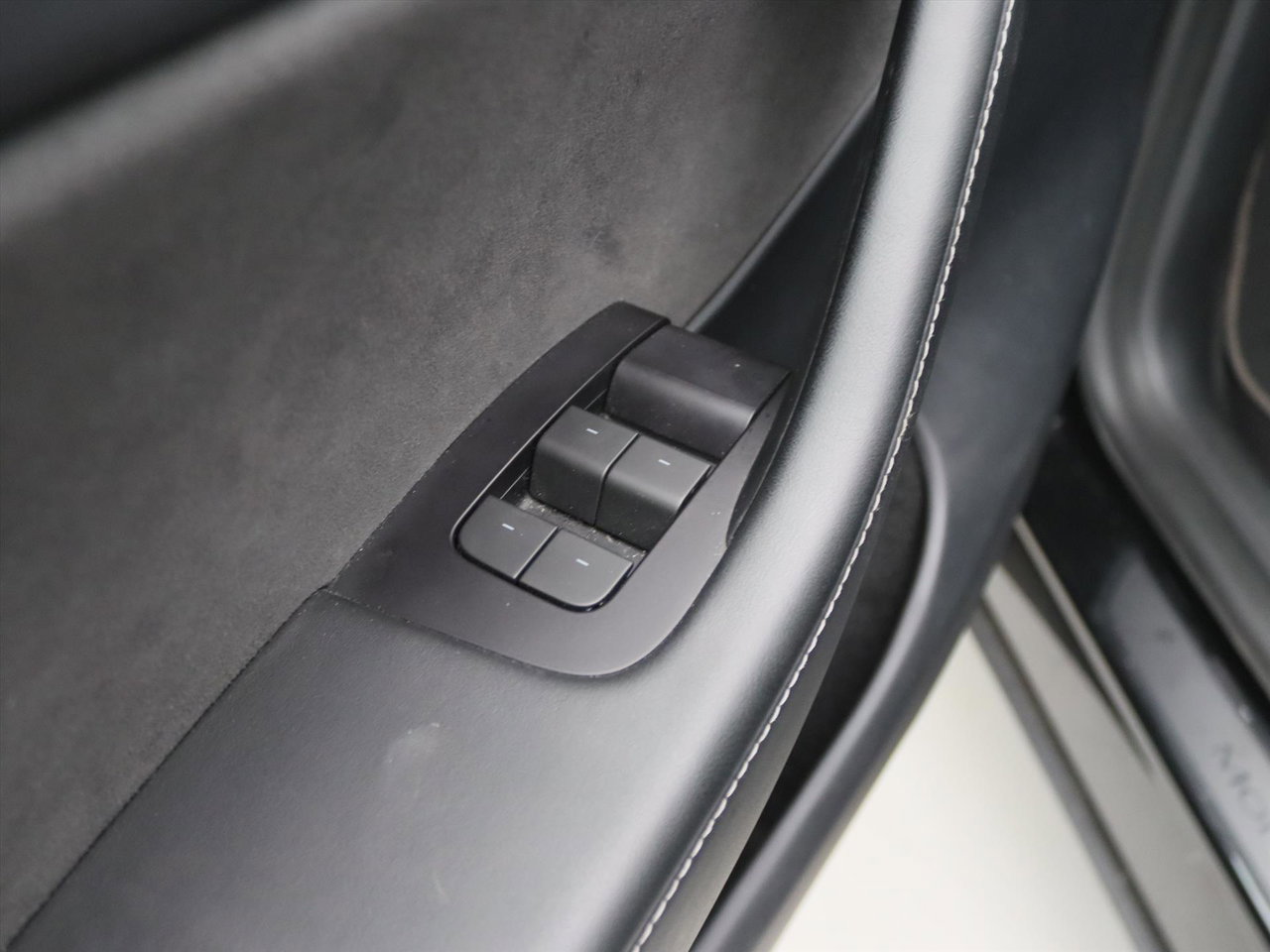 Tesla Model Y Long Range AWD 75kWh 351pk AMD RYZEN [ AUTOPILOT+19 INCH+PREMIUM AUDIO ] 18