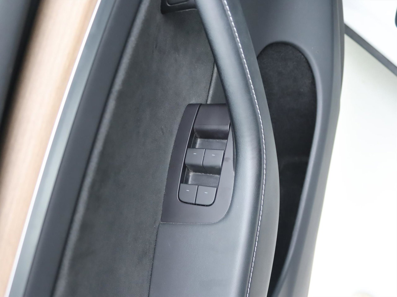 Tesla Model Y Long Range AWD 75kWh 351pk 93.1% SoH AMD RYZEN [ AUTOPILOT+19 INCH+PREMIUM AUDIO ] 24