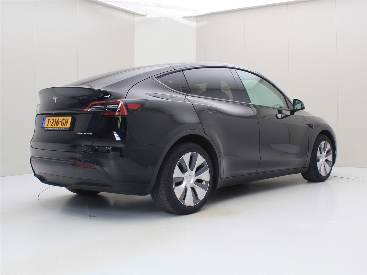 Tesla Model Y Long Range 345pk AWD 3