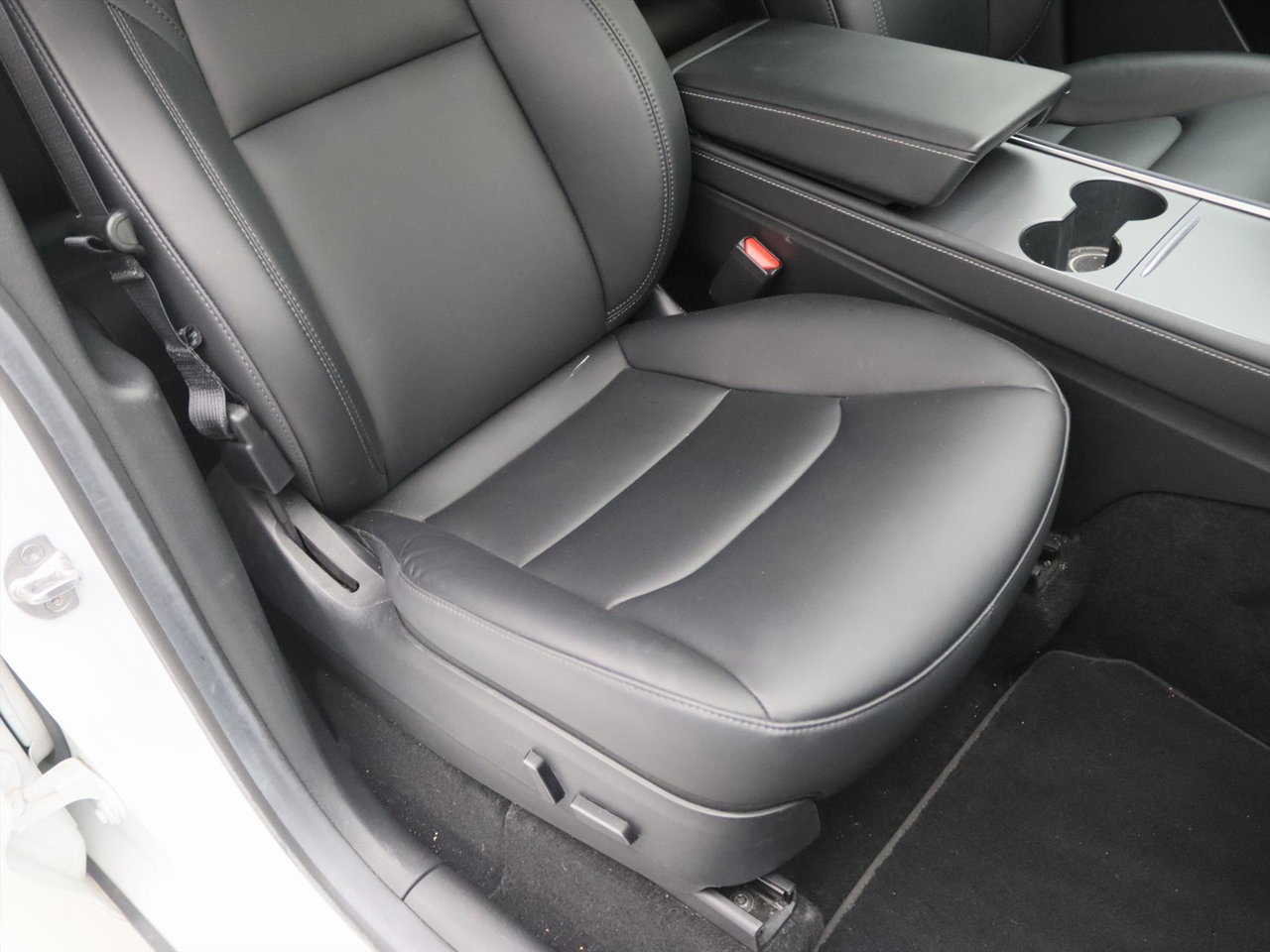 Tesla Model Y Standard RWD Plus 351pk 92,5% SoH AMD RYZEN [ LFP ACCU+AUTOPILOT+19 INCH+PREMIUM AUDIO ] 17