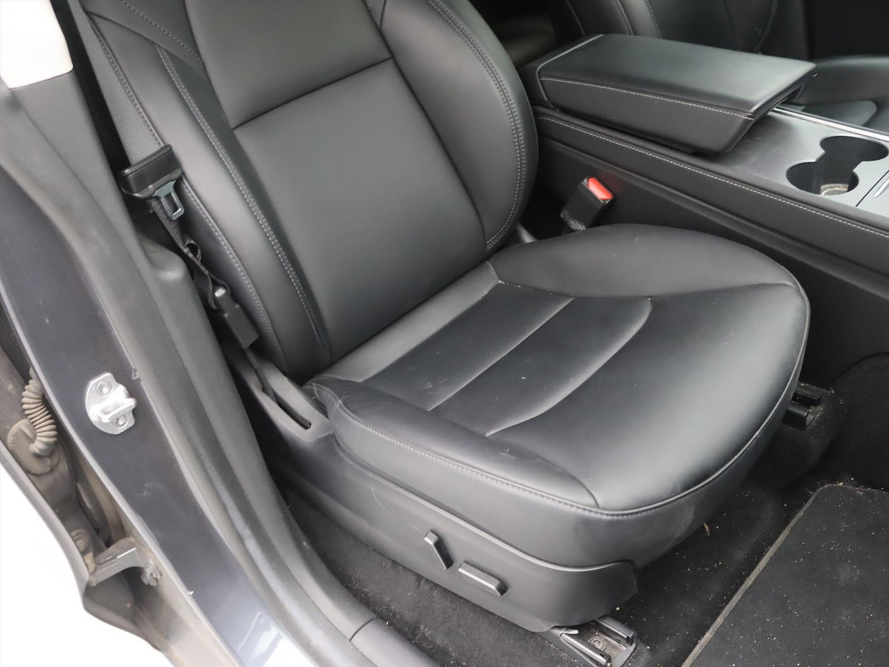 Tesla Model Y Standard RWD Plus 351pk AMD RYZEN [ LFP ACCU+AUTOPILOT+19 INCH+PREMIUM AUDIO ] 19