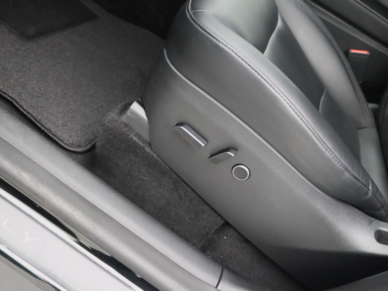 Tesla Model Y Long Range AWD 75kWh 351pk [ AMD RYZEN+AUTOPILOT+19 INCH+PREMIUM AUDIO ] 18