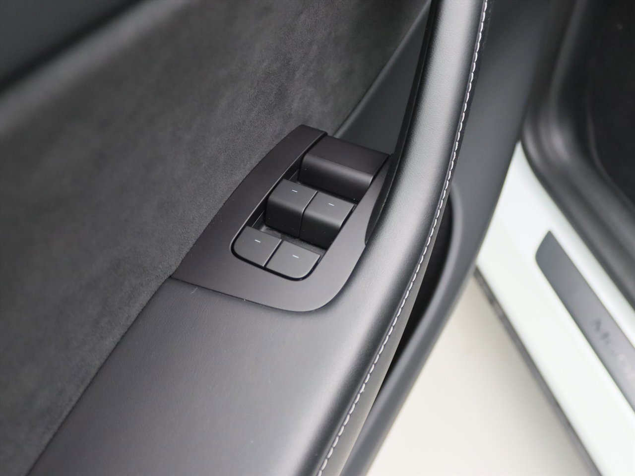 Tesla Model Y Long Range AWD 351pk 91.8% SoH [ AMD RYZEN+AUTOPILOT+19 INCH+PREMIUM AUDIO ] 18