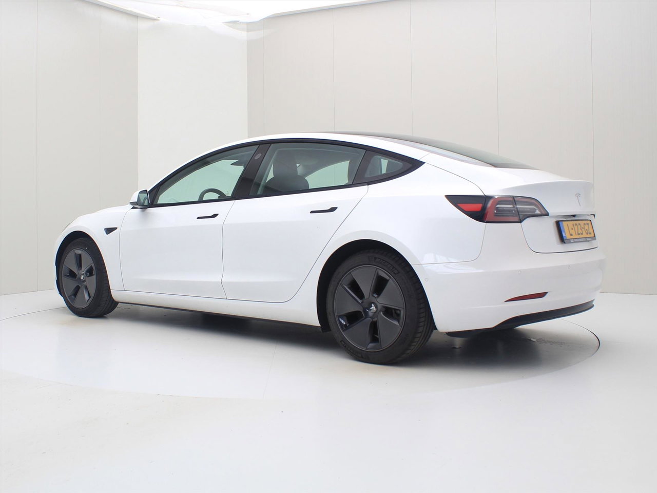 Tesla Model 3 Standard RWD Plus FACELIFT [ LFP-ACCU+WARMTEPOMP+AUTOPILOT+60 kWh+PREMIUM AUDIO ] 3