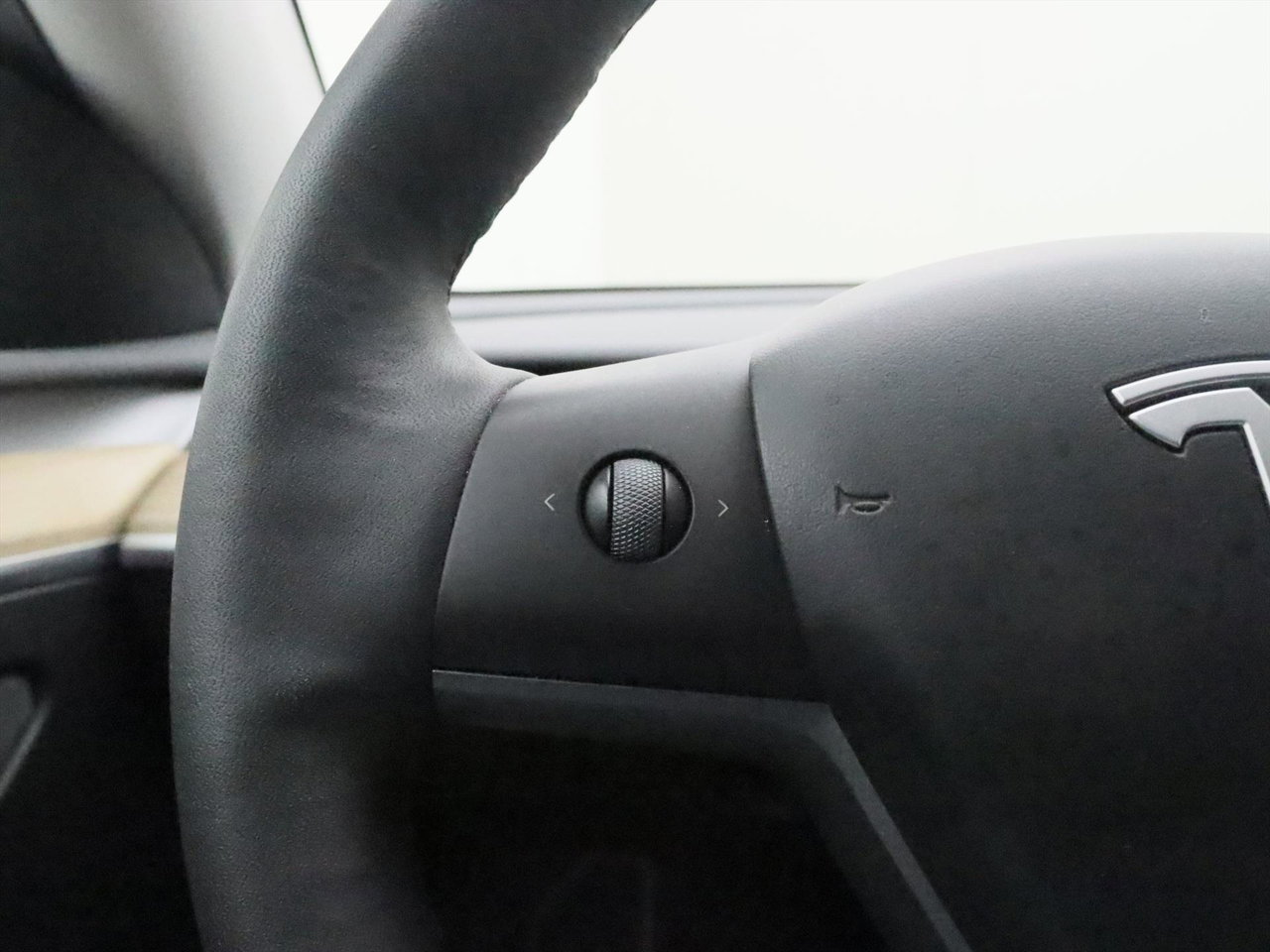 Tesla Model Y Standard RWD Plus [ TREKHAAK+LFP ACCU+AUTOPILOT+20 INCH+PREMIUM AUDIO ] 21