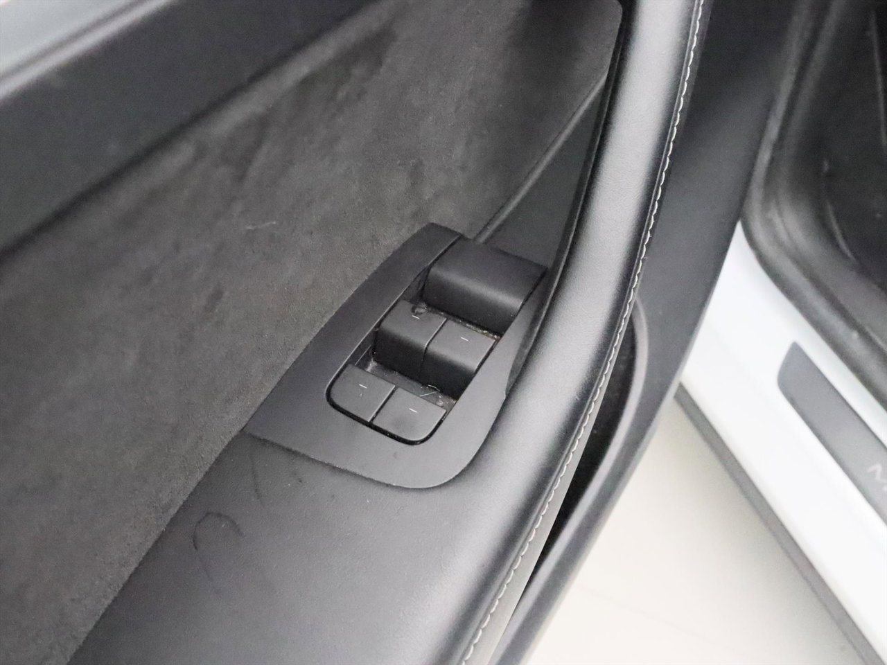 Tesla Model Y Standard RWD Plus [ TREKHAAK+LFP ACCU+AUTOPILOT+20 INCH+PREMIUM AUDIO ] 18