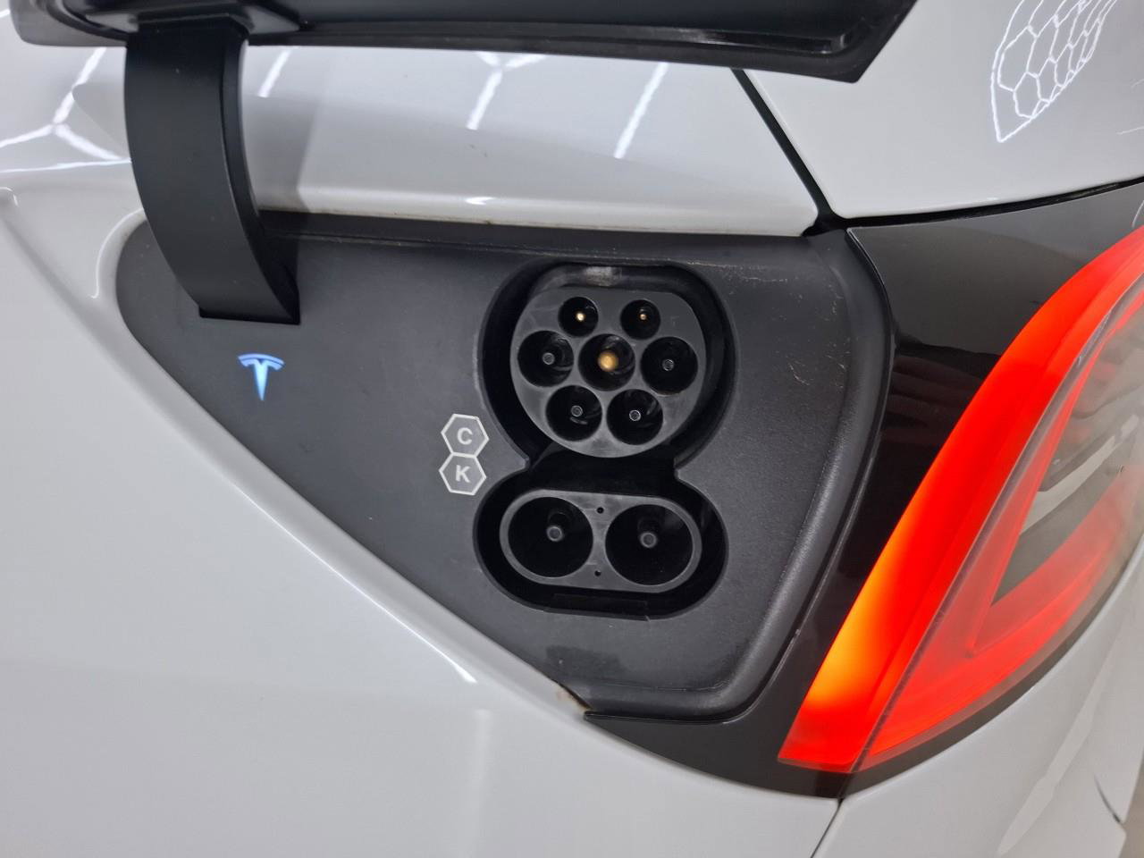 Tesla Model Y Long Range AWD 75kWh 351pk 92.1% [ AMD RYZEN+AUTOPILOT+20 INCH+PREMIUM AUDIO ] 18