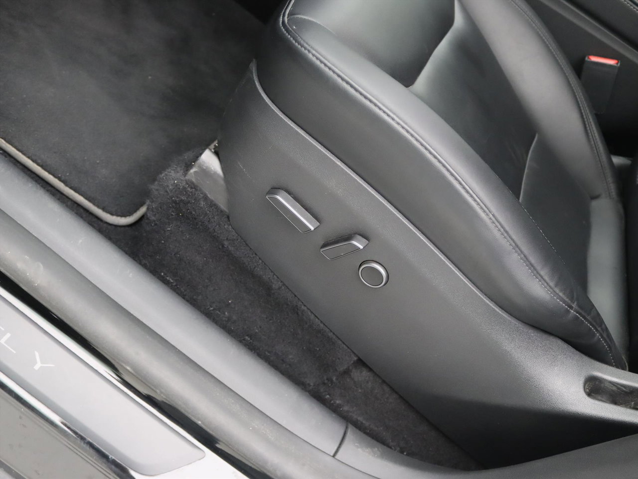 Tesla Model Y Long Range AWD 351pk 96.4% SoH [ HW4+TREKHAAK+20 INCH+AMD RYZEN ] 18
