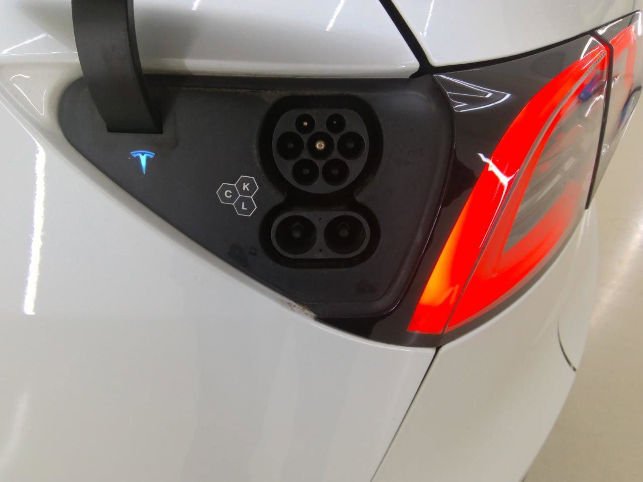 Tesla Model Y Long Range AWD 75kWh 351pk 94.8% SoH [ AMD RYZEN+AUTOPILOT+20 INCH+PREMIUM AUDIO ] 18
