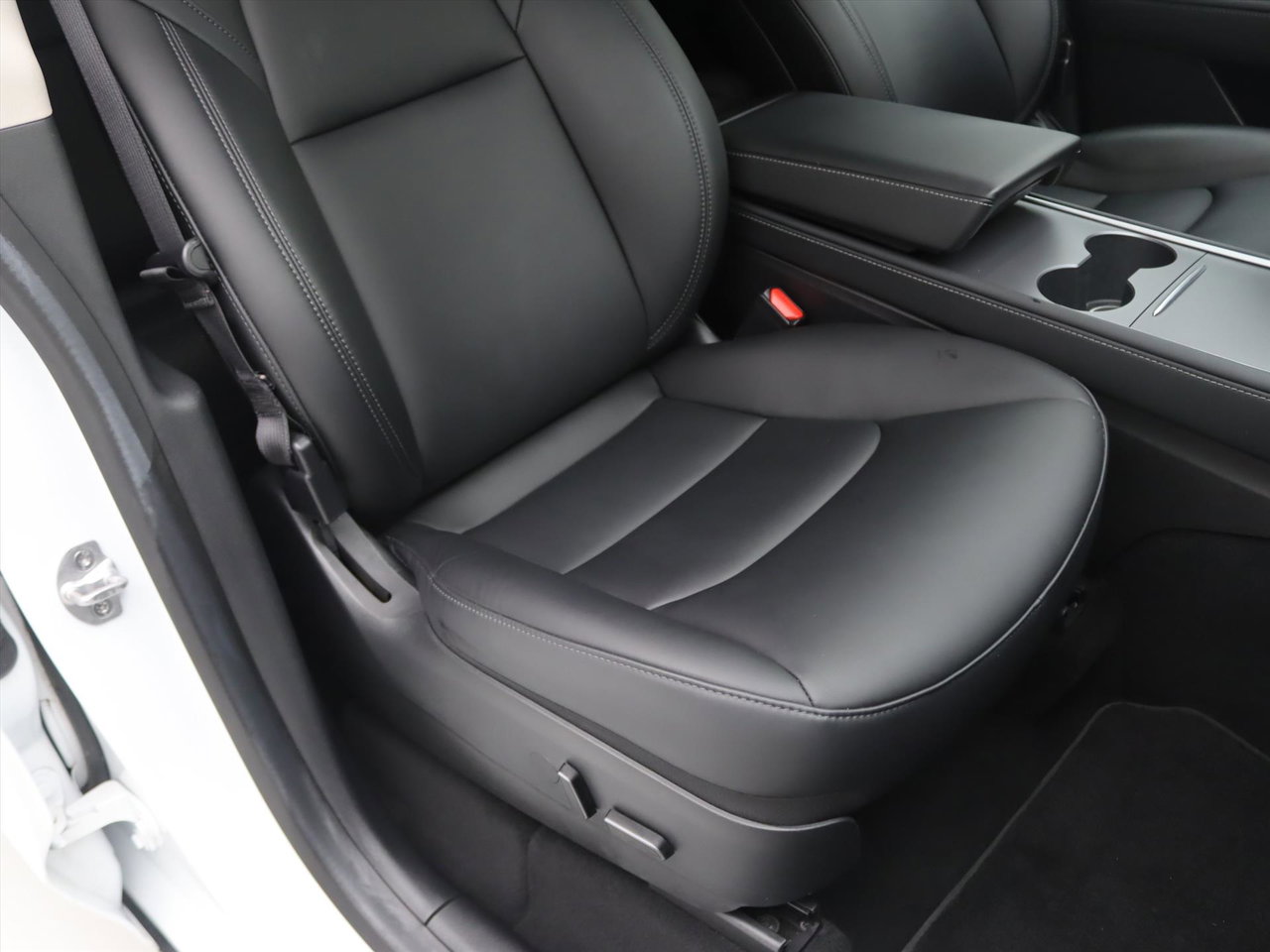 Tesla Model Y Long Range AWD 75kWh 351pk 93,5% SoH [ TREKHAAK+AMD RYZEN+AUTOPILOT+19 INCH+PREMIUM AUDIO ] 21