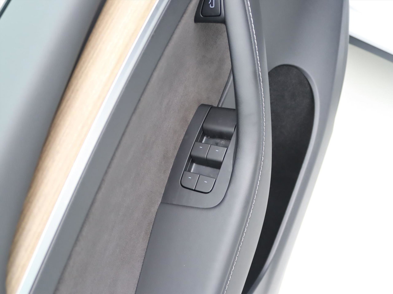 Tesla Model Y Long Range AWD 75kWh 351pk 93,5% SoH [ TREKHAAK+AMD RYZEN+AUTOPILOT+19 INCH+PREMIUM AUDIO ] 25