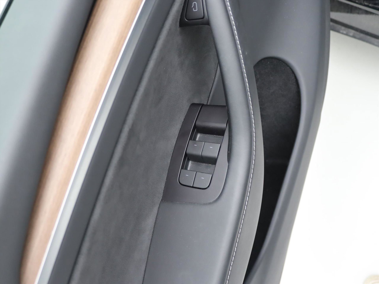 Tesla Model Y Long Range AWD 75kWh 351pk 94.4% SoH [ AMD RYZEN+AUTOPILOT+19 INCH+PREMIUM AUDIO ] 24