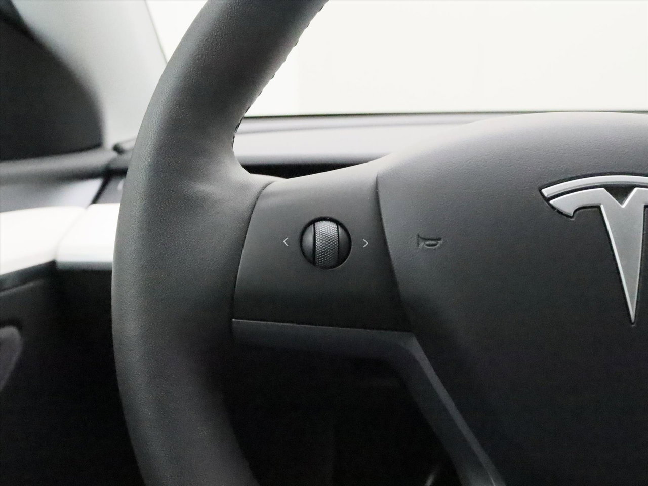 Tesla Model Y Long Range AWD 75kWh 351pk 92.9% SoH [ WIT LEDER+TREKHAAK+AMD RYZEN+AUTOPILOT+19 INCH ] 24