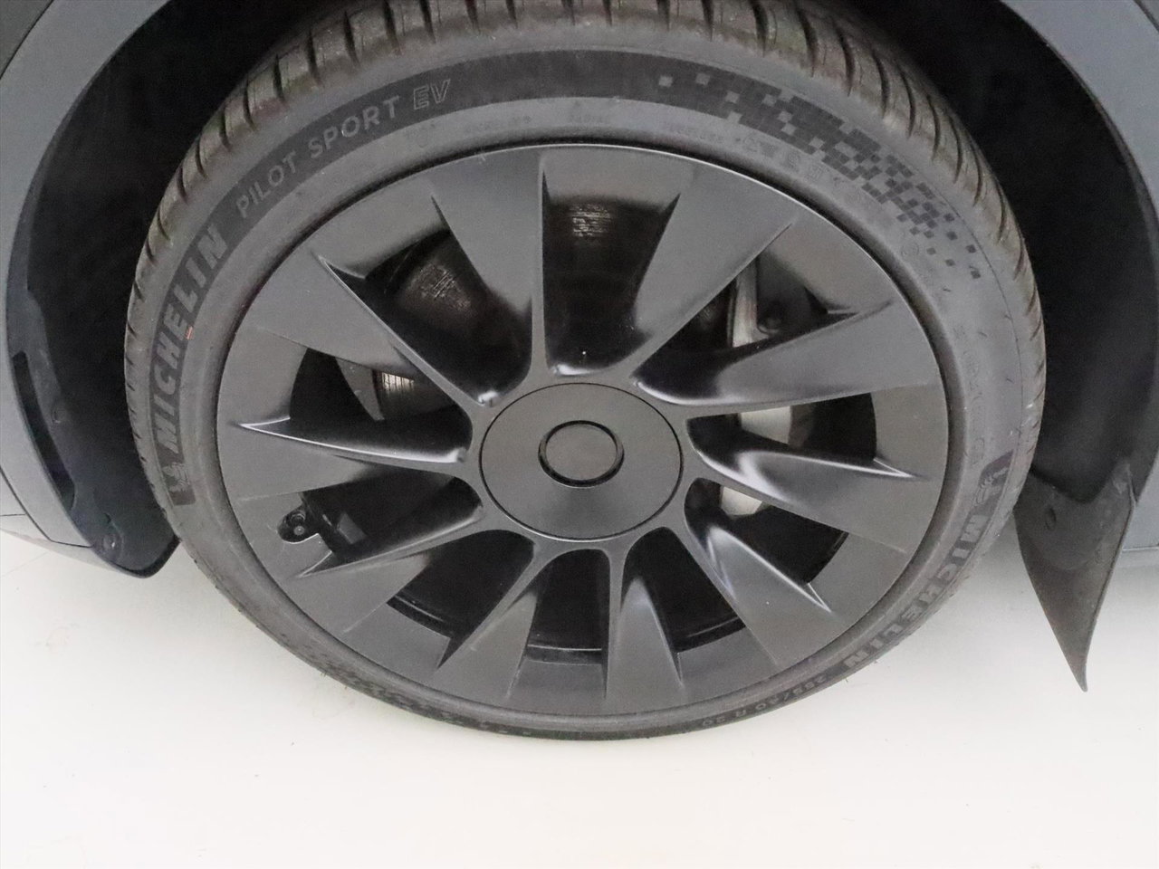 Tesla Model Y Long Range AWD 75kWh 351pk 92.9% SoH [ WIT LEDER+TREKHAAK+AMD RYZEN+AUTOPILOT+19 INCH ] 17