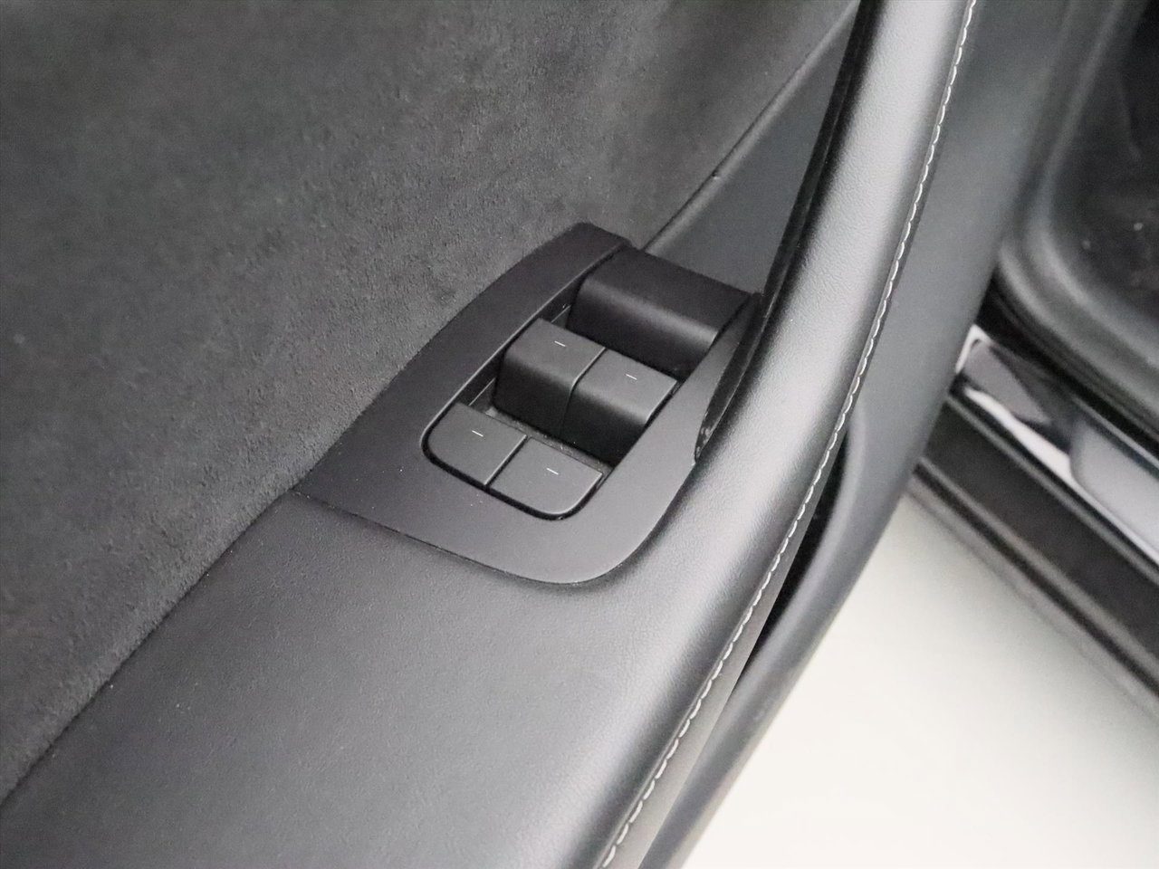 Tesla Model Y Long Range AWD 75kWh 351pk 92.9% SoH [ WIT LEDER+TREKHAAK+AMD RYZEN+AUTOPILOT+19 INCH ] 21