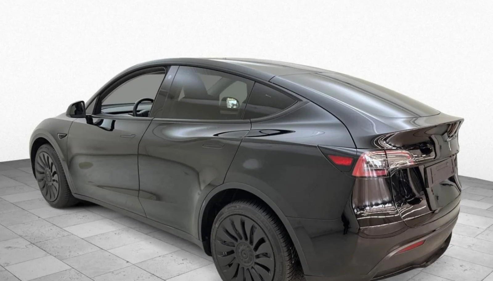 Tesla Model Y Long Range Dual AWD 3