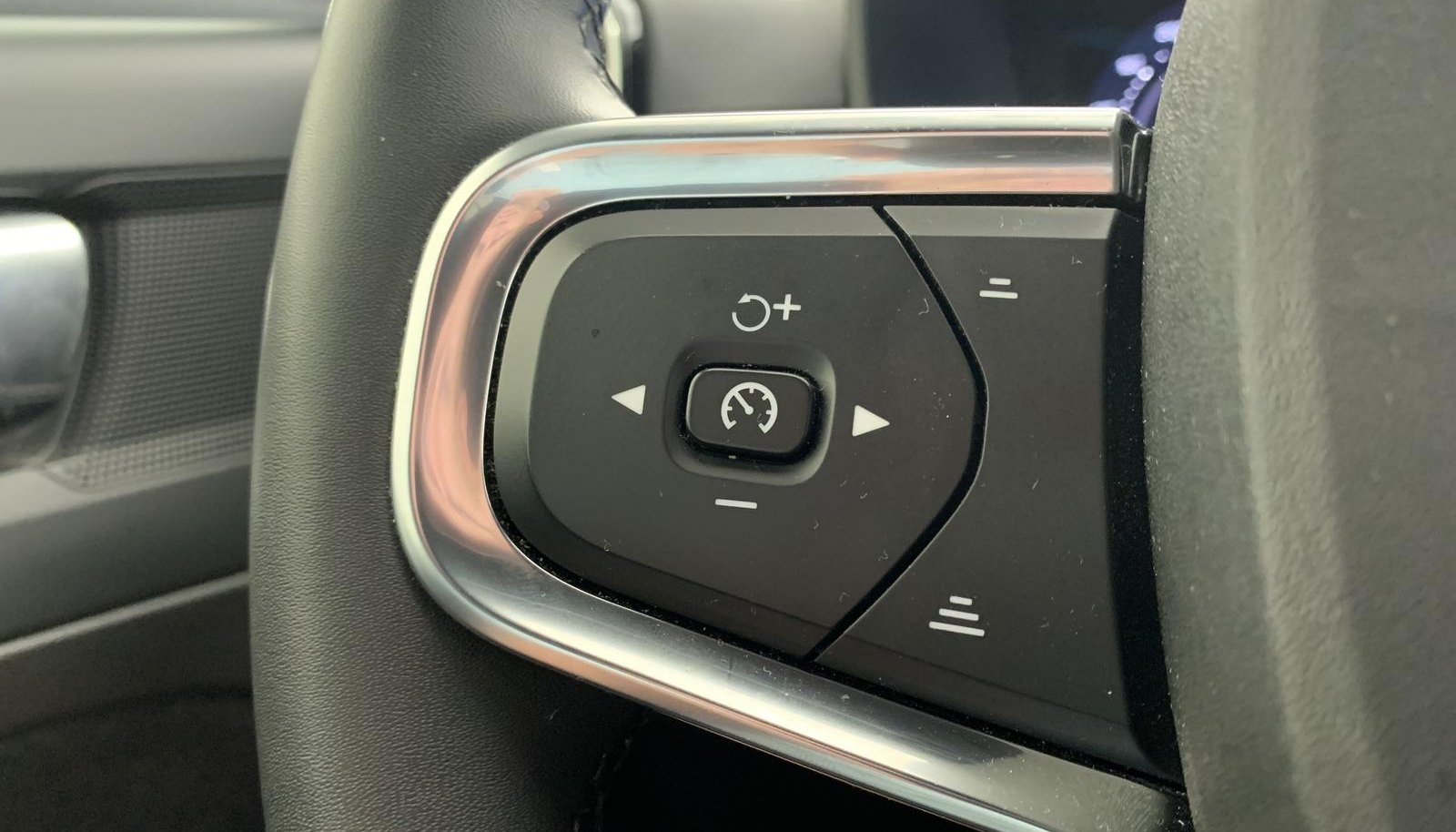 Volvo XC40 Core Recharge Pure Electric 9