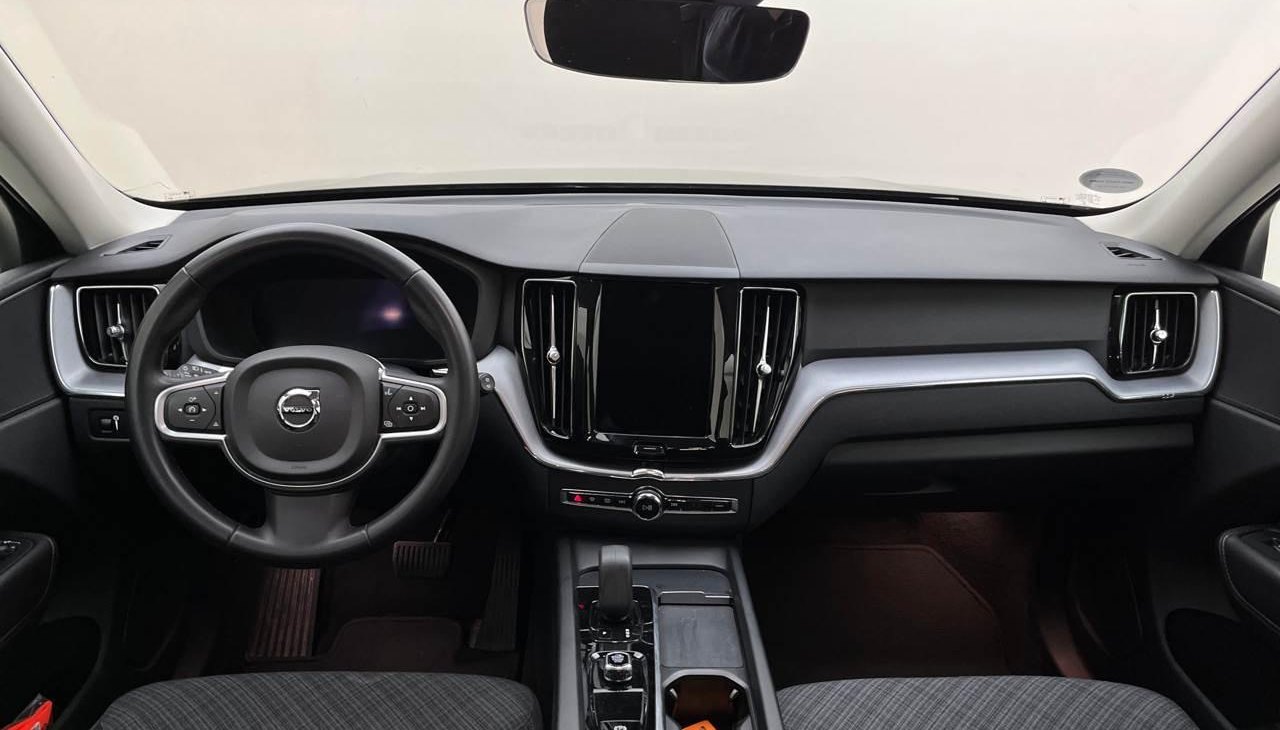 Volvo XC60 Momentum Pro 6