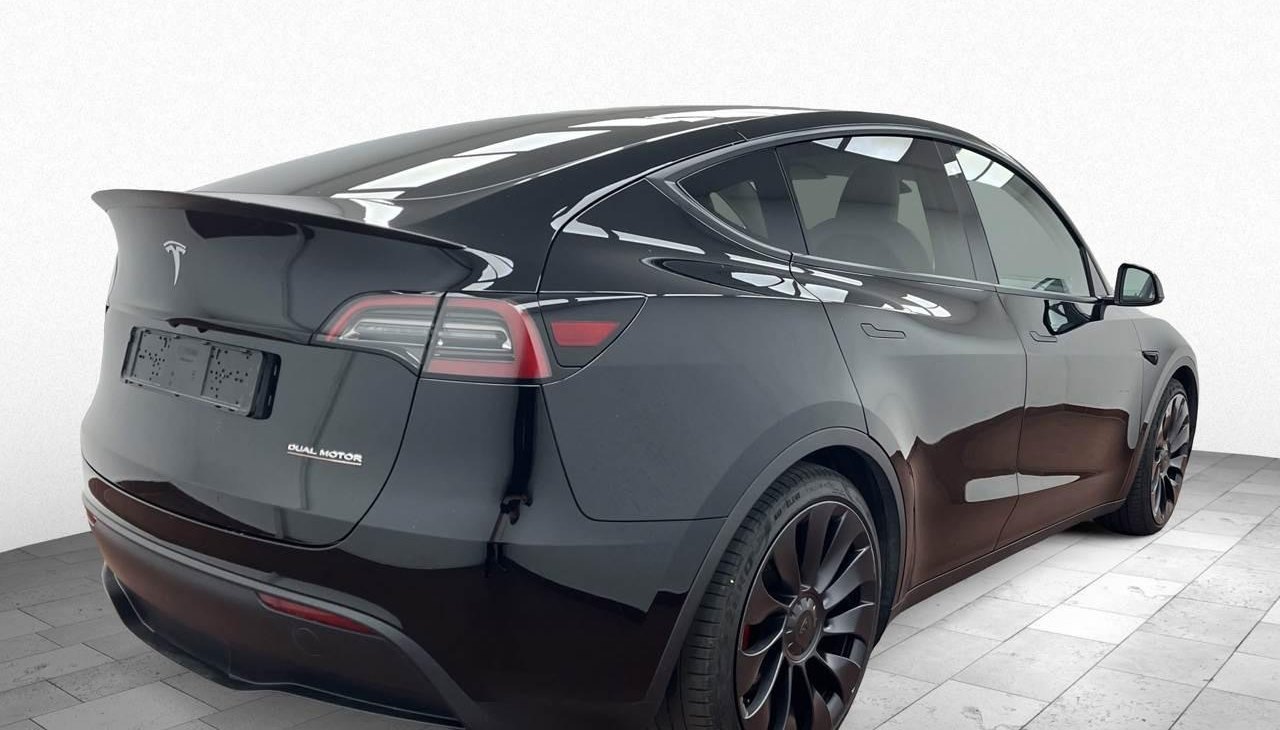 Tesla Model Y Performance Dual AWD 5