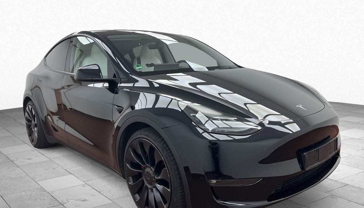 Tesla Model Y Performance Dual AWD 9
