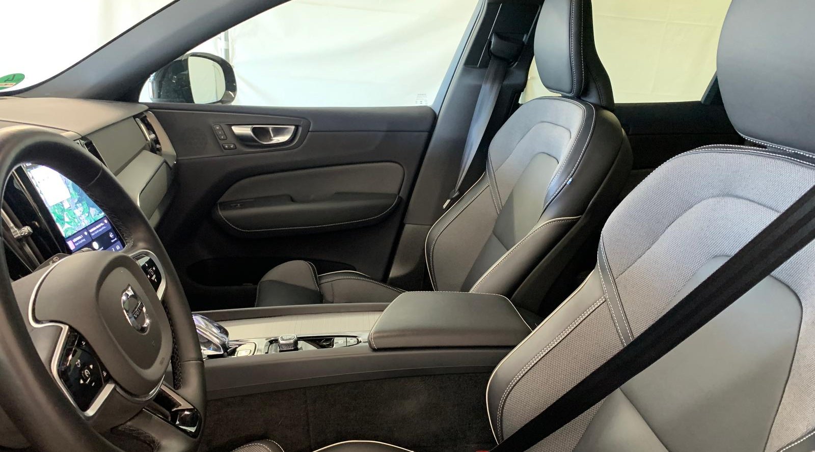 Volvo XC60 Plus Black Edition Recharge Plug-In Hybrid AWD 12