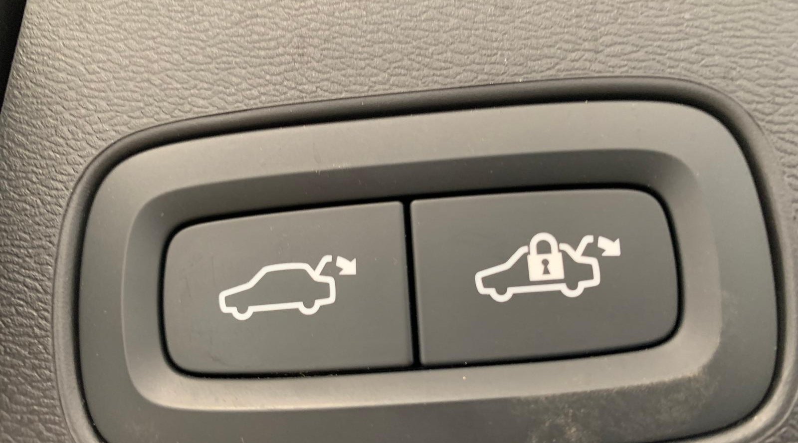 Volvo XC60 Plus Black Edition Recharge Plug-In Hybrid AWD 8