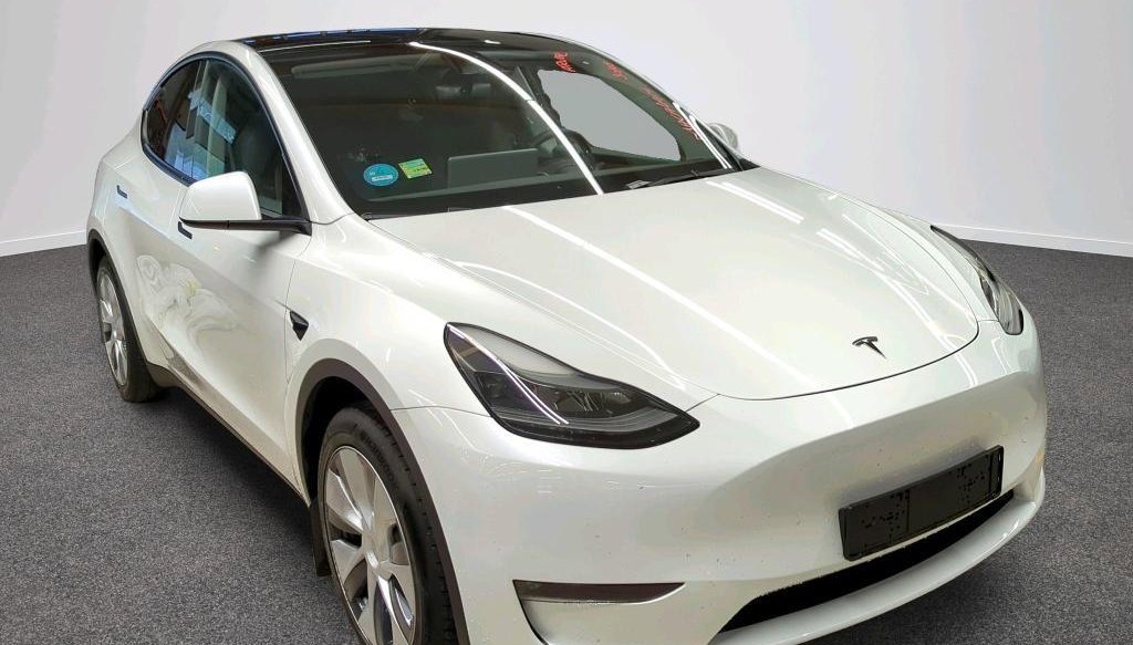Tesla Model Y Long Range Dual AWD 2